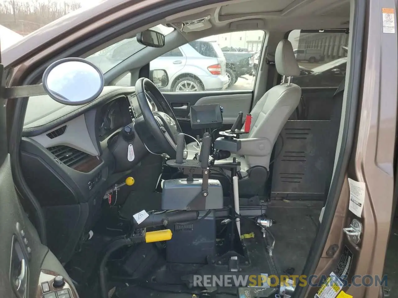 7 Photograph of a damaged car 5TDYZ3DC5KS993381 TOYOTA All Models 2019