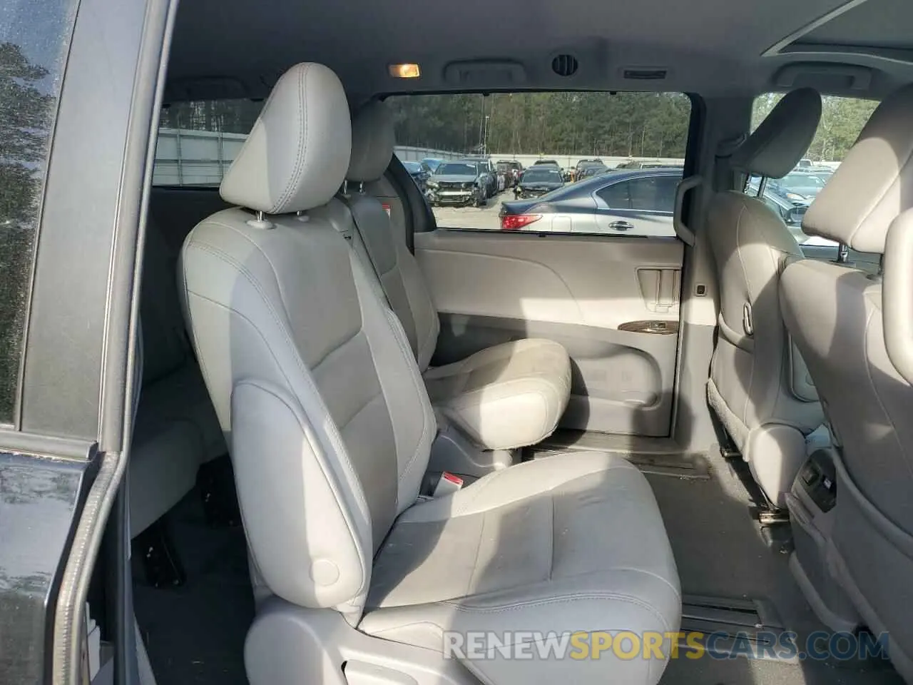 12 Photograph of a damaged car 5TDYZ3DC6KS017299 TOYOTA All Models 2019