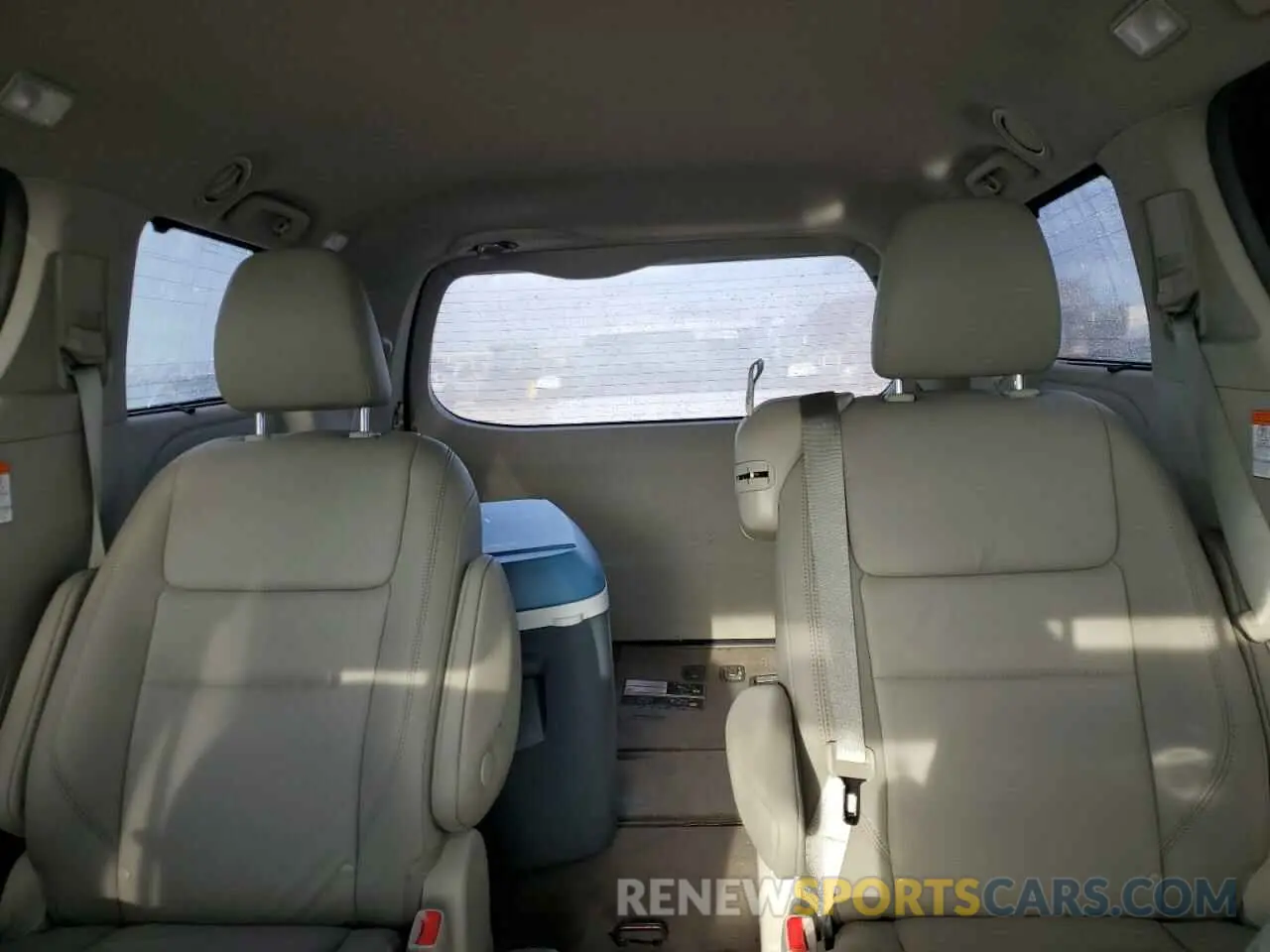 10 Photograph of a damaged car 5TDYZ3DC6KS967808 TOYOTA All Models 2019