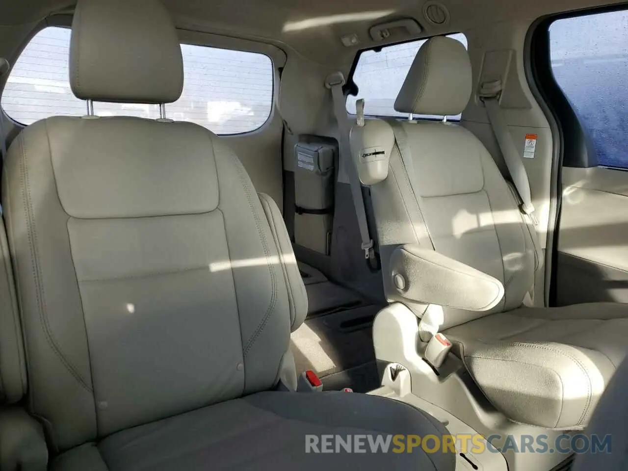 11 Photograph of a damaged car 5TDYZ3DC6KS967808 TOYOTA All Models 2019