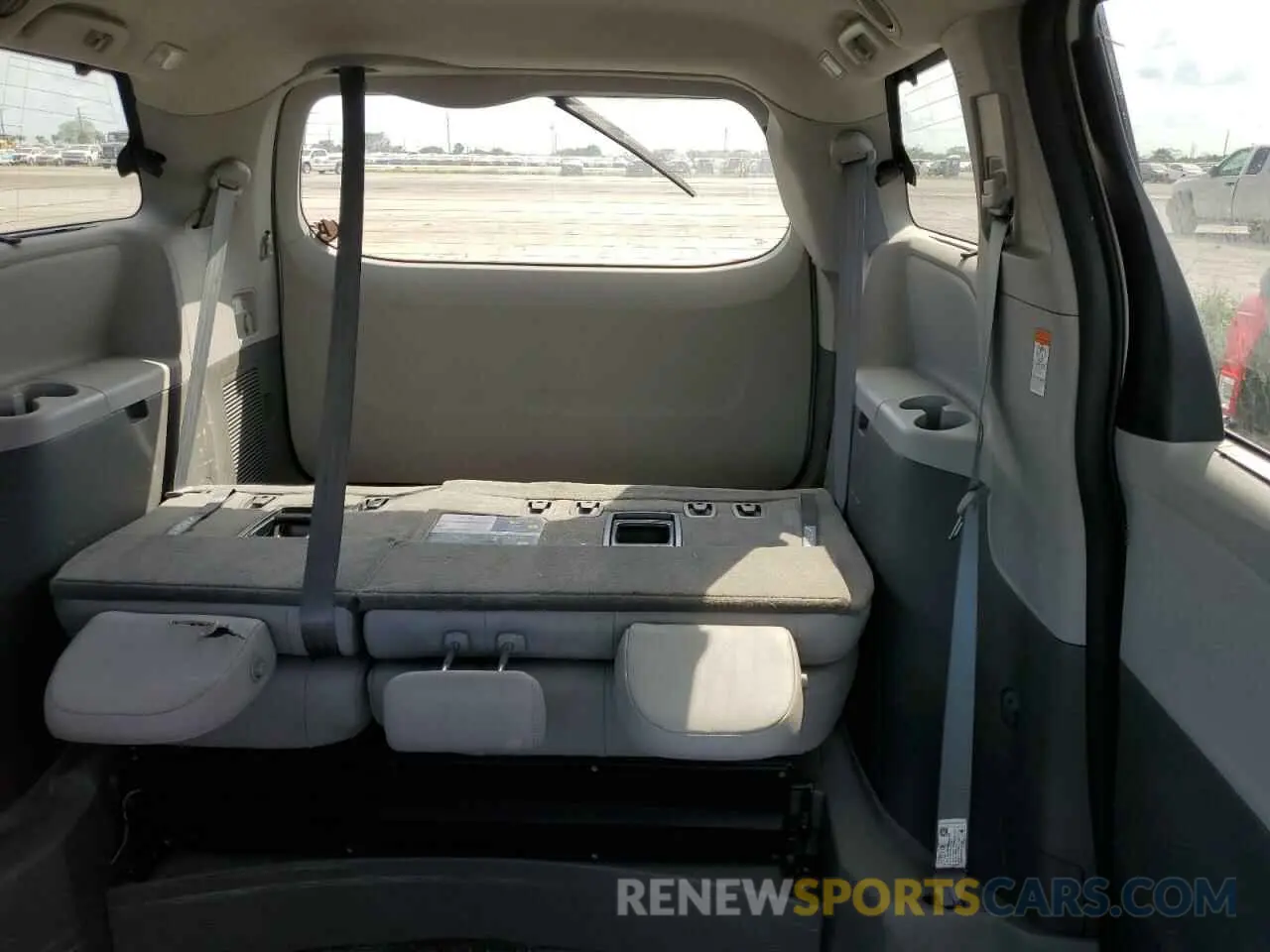 10 Photograph of a damaged car 5TDYZ3DC6KS979019 TOYOTA All Models 2019