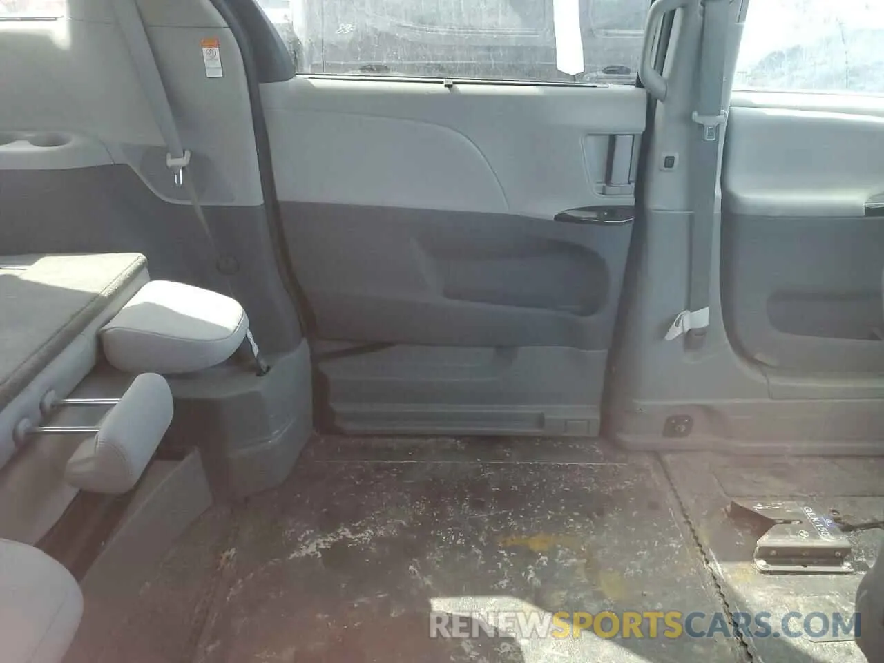 11 Photograph of a damaged car 5TDYZ3DC6KS979019 TOYOTA All Models 2019
