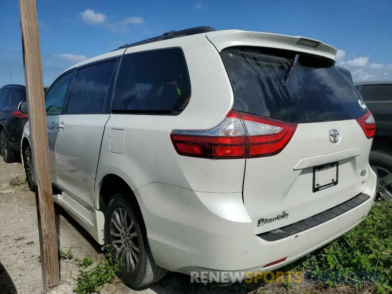 2 Photograph of a damaged car 5TDYZ3DC6KS979019 TOYOTA All Models 2019