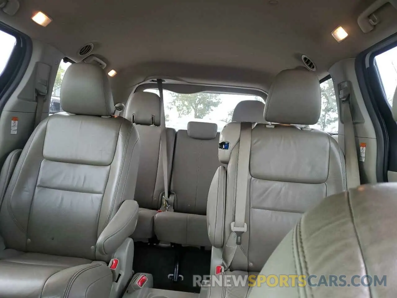 10 Photograph of a damaged car 5TDYZ3DC6KS981160 TOYOTA All Models 2019