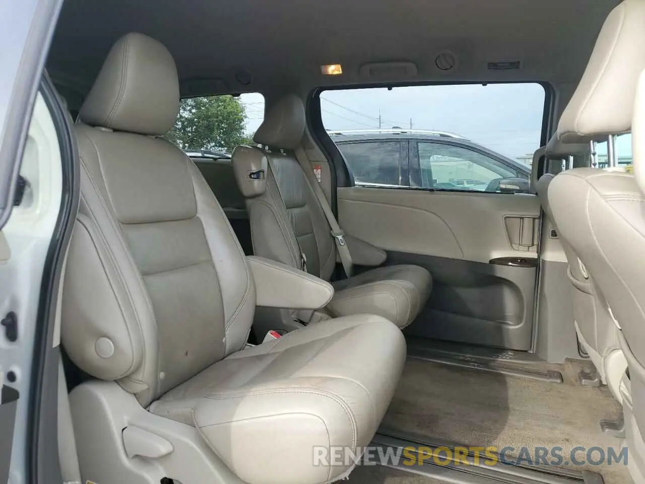 11 Photograph of a damaged car 5TDYZ3DC6KS981160 TOYOTA All Models 2019