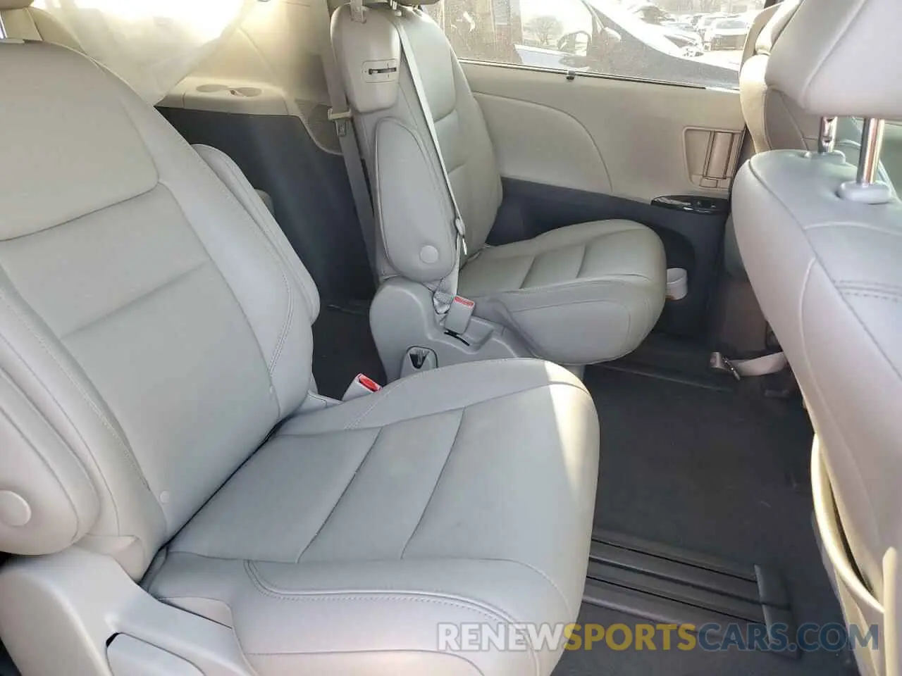 11 Photograph of a damaged car 5TDYZ3DC7KS005131 TOYOTA All Models 2019