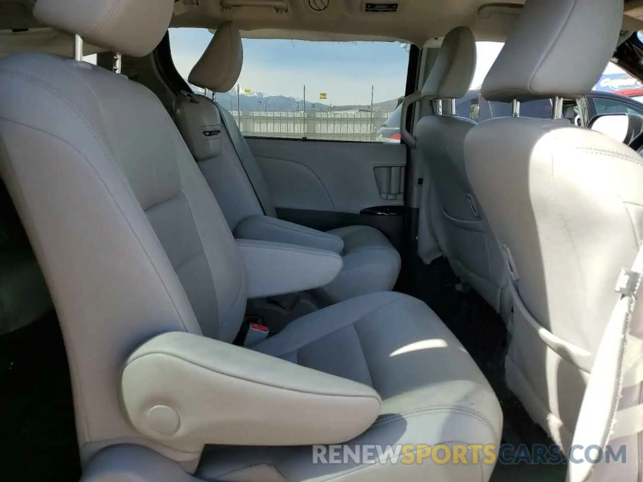 11 Photograph of a damaged car 5TDYZ3DC7KS979403 TOYOTA All Models 2019