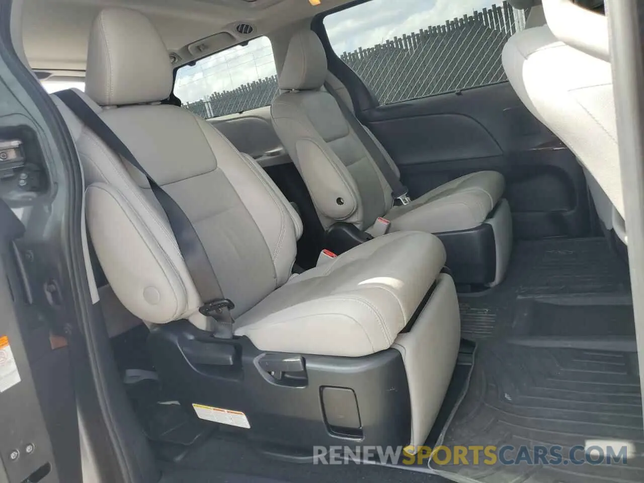 11 Photograph of a damaged car 5TDYZ3DC9KS976972 TOYOTA All Models 2019