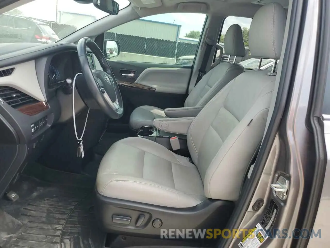 7 Photograph of a damaged car 5TDYZ3DC9KS976972 TOYOTA All Models 2019