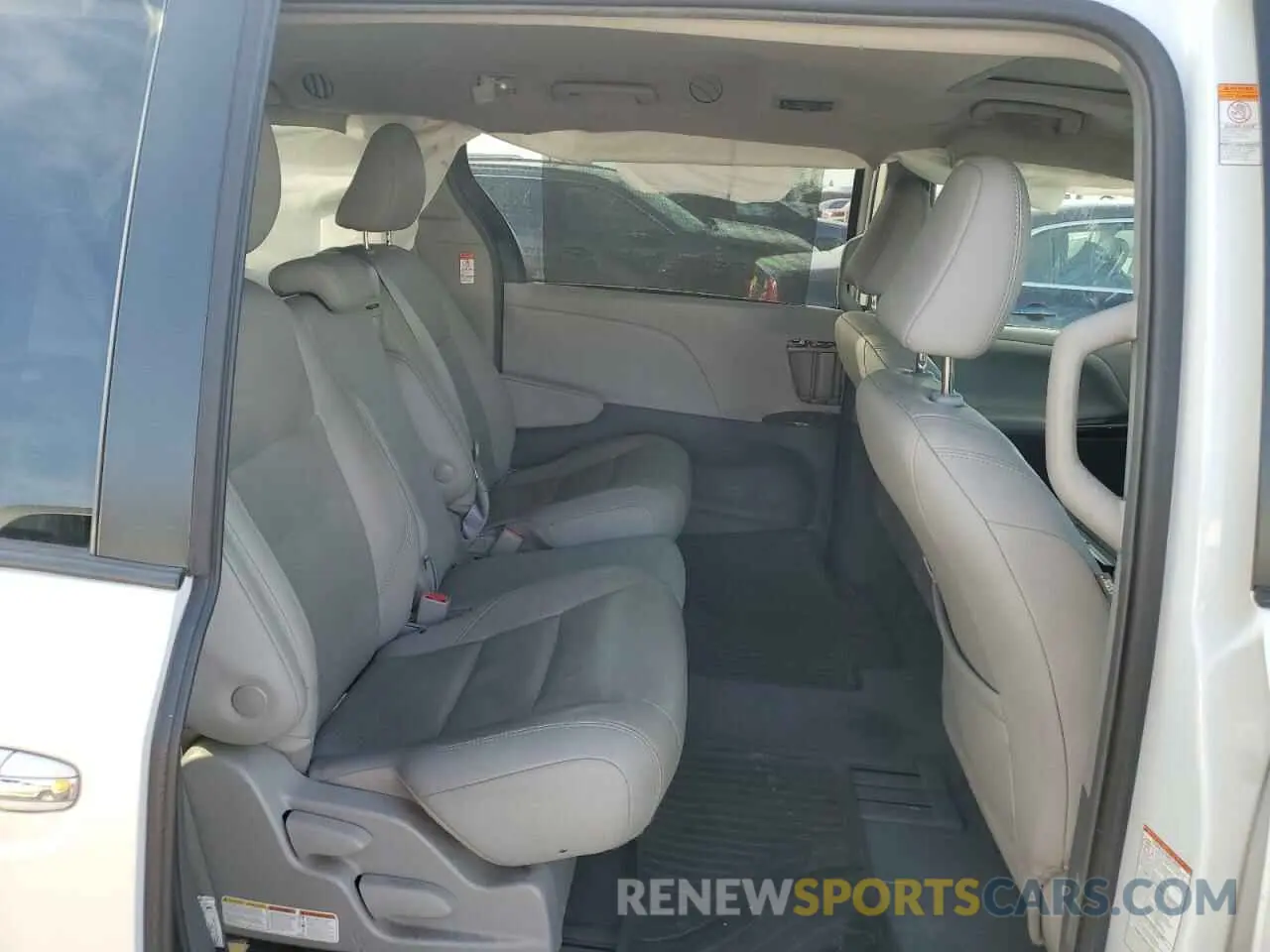 11 Photograph of a damaged car 5TDYZ3DCXKS018911 TOYOTA All Models 2019
