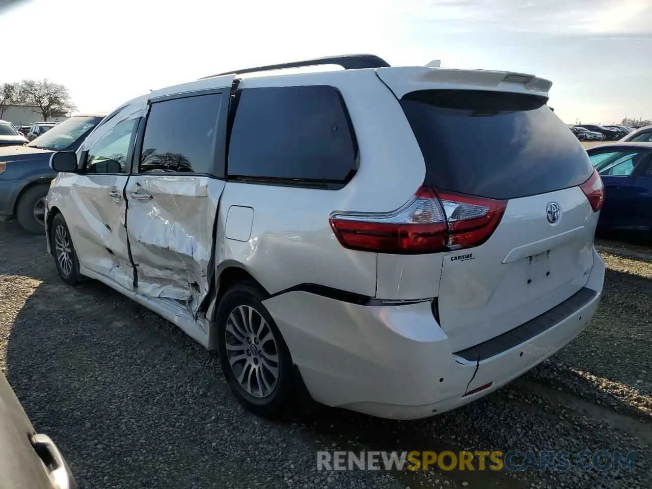 2 Photograph of a damaged car 5TDYZ3DCXKS018911 TOYOTA All Models 2019