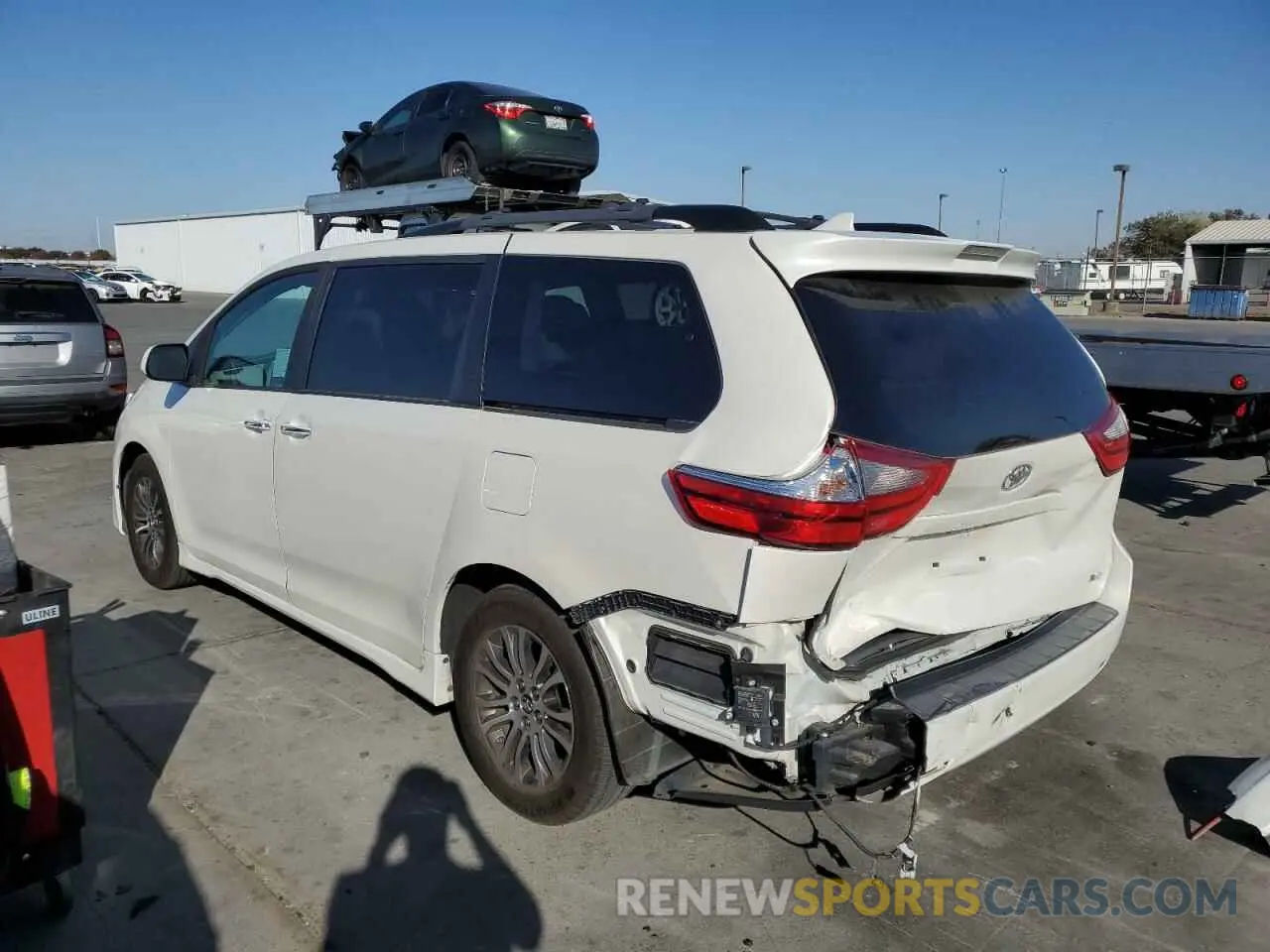 2 Photograph of a damaged car 5TDYZ3DCXKS966645 TOYOTA All Models 2019