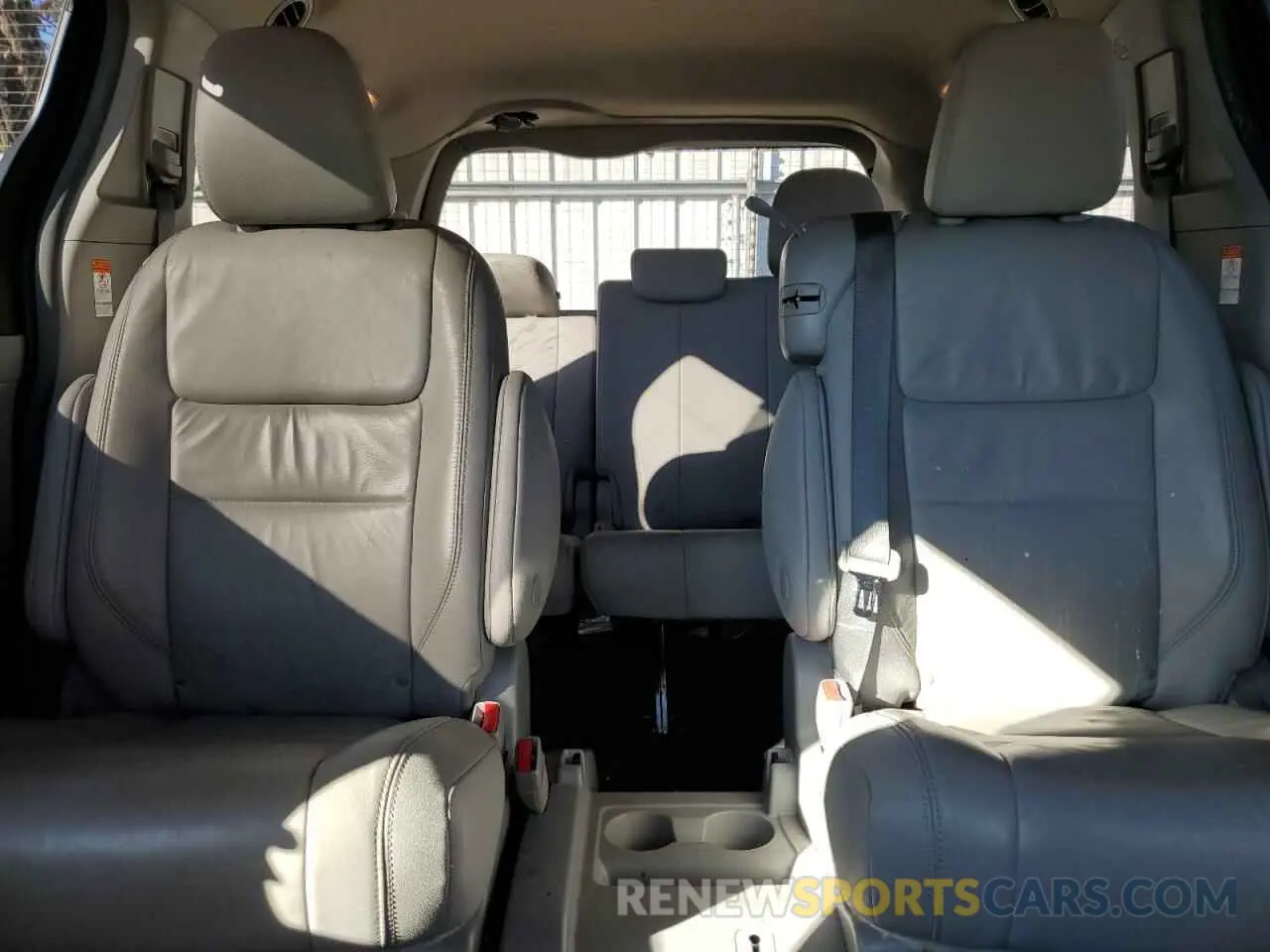10 Photograph of a damaged car 5TDYZ3DCXKS989679 TOYOTA All Models 2019