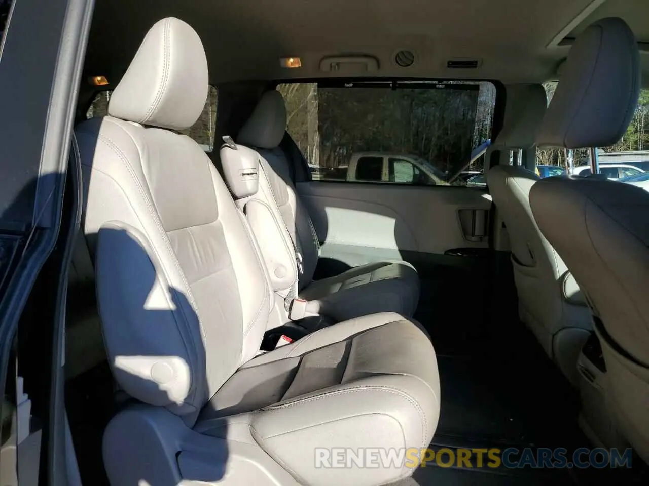 11 Photograph of a damaged car 5TDYZ3DCXKS989679 TOYOTA All Models 2019