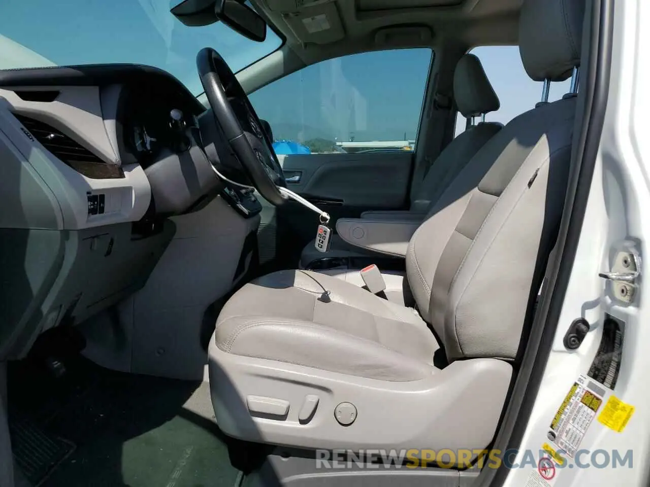 7 Photograph of a damaged car 5TDYZ3DCXKS997992 TOYOTA All Models 2019