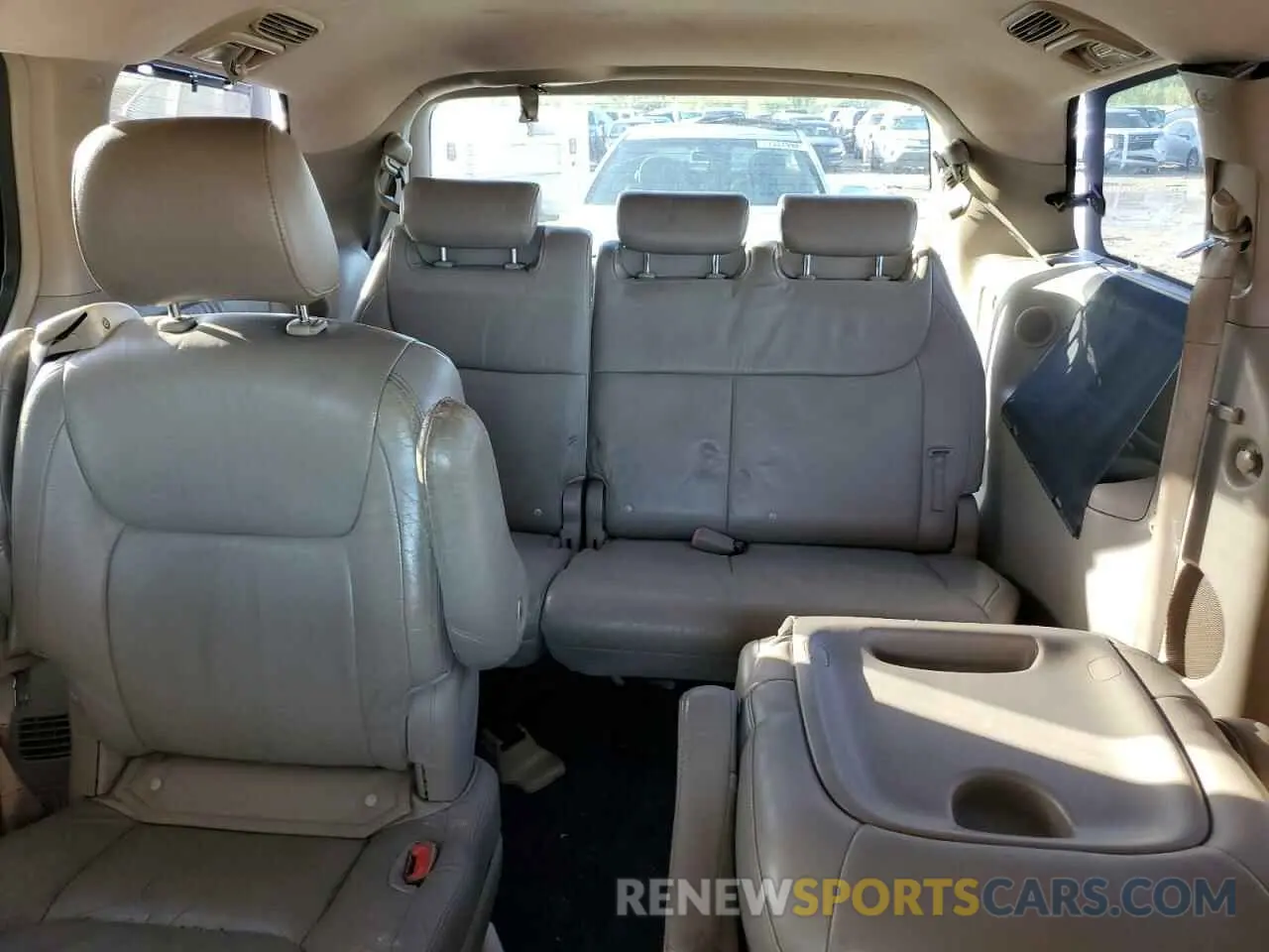 10 Photograph of a damaged car 5TDZA22C16S479137 TOYOTA All Models 2019
