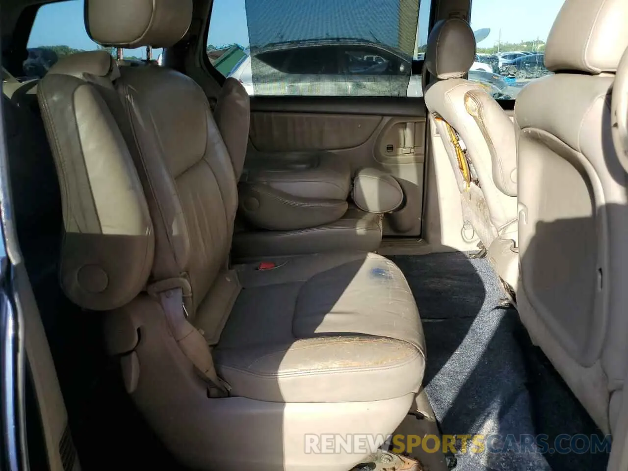 11 Photograph of a damaged car 5TDZA22C16S479137 TOYOTA All Models 2019