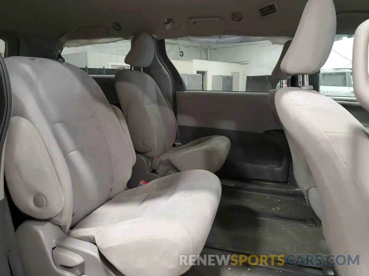 11 Photograph of a damaged car 5TDZZ3DC0KS993549 TOYOTA All Models 2019