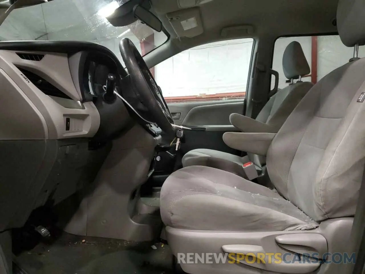 7 Photograph of a damaged car 5TDZZ3DC0KS993549 TOYOTA All Models 2019