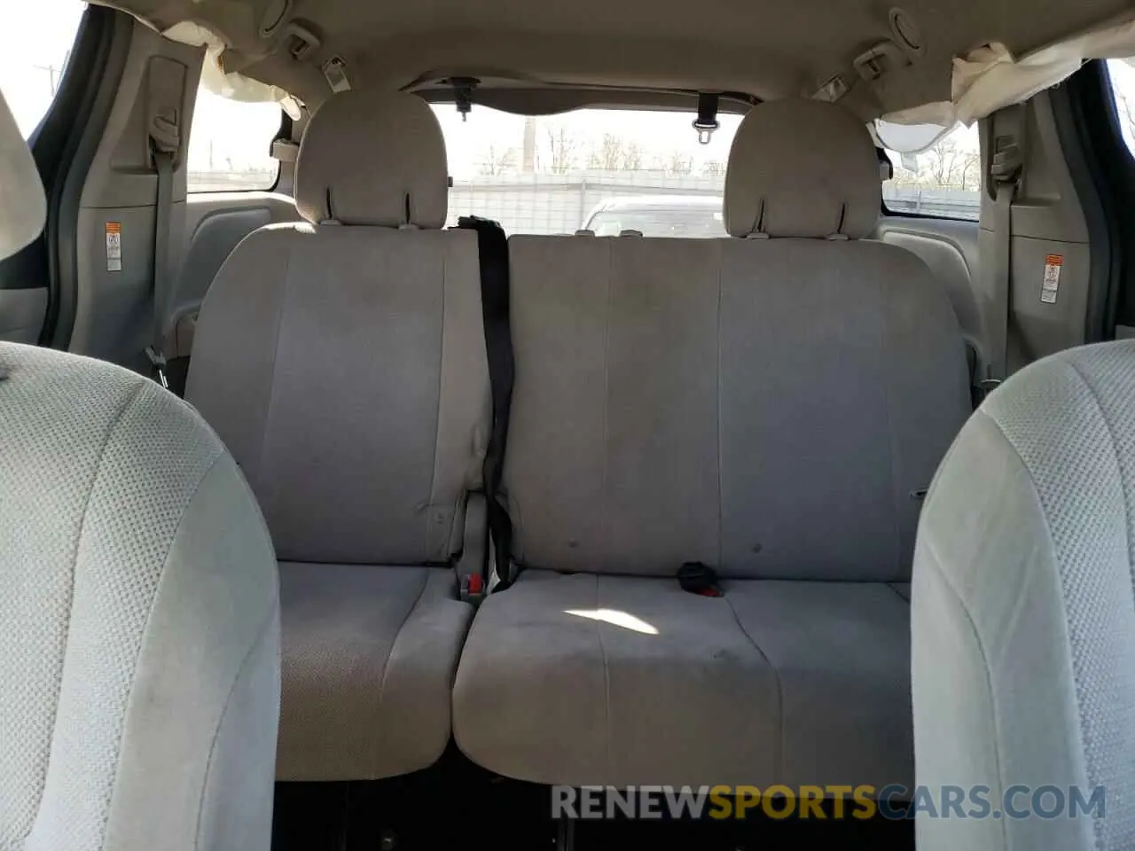 10 Photograph of a damaged car 5TDZZ3DC2KS989647 TOYOTA All Models 2019
