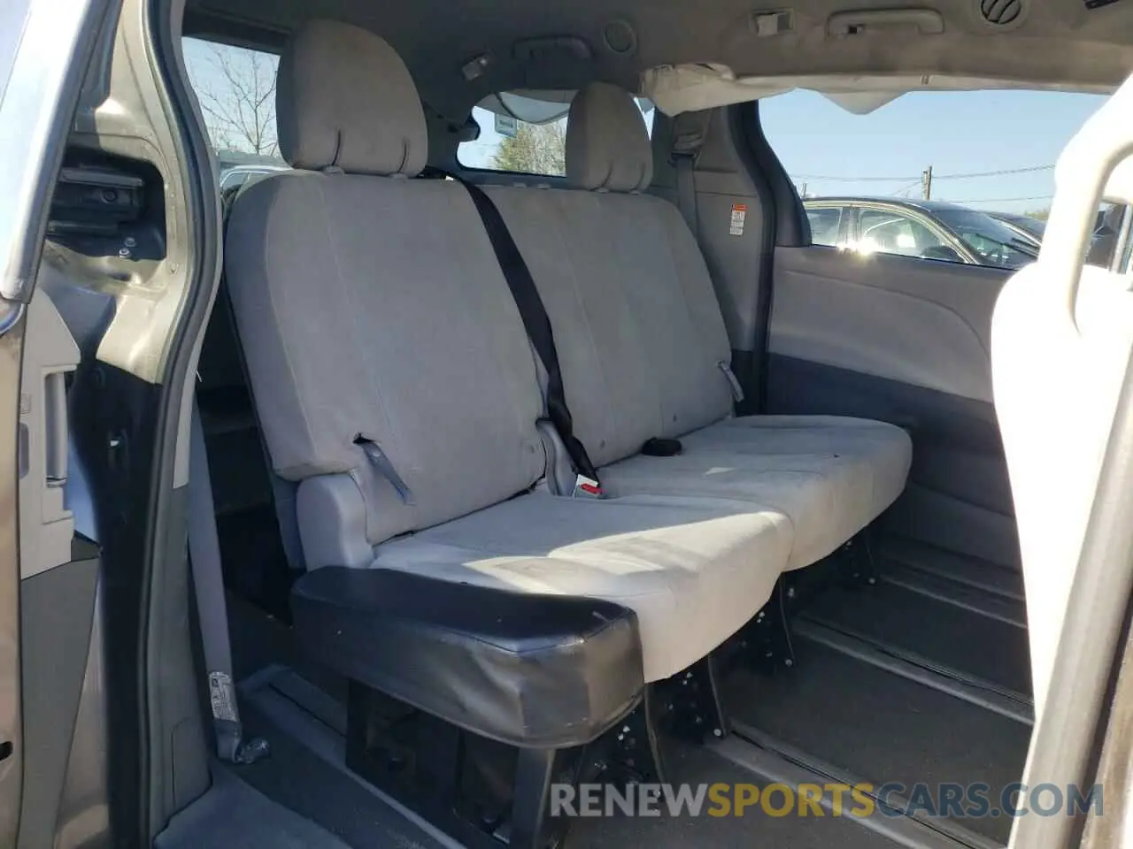 11 Photograph of a damaged car 5TDZZ3DC2KS989647 TOYOTA All Models 2019