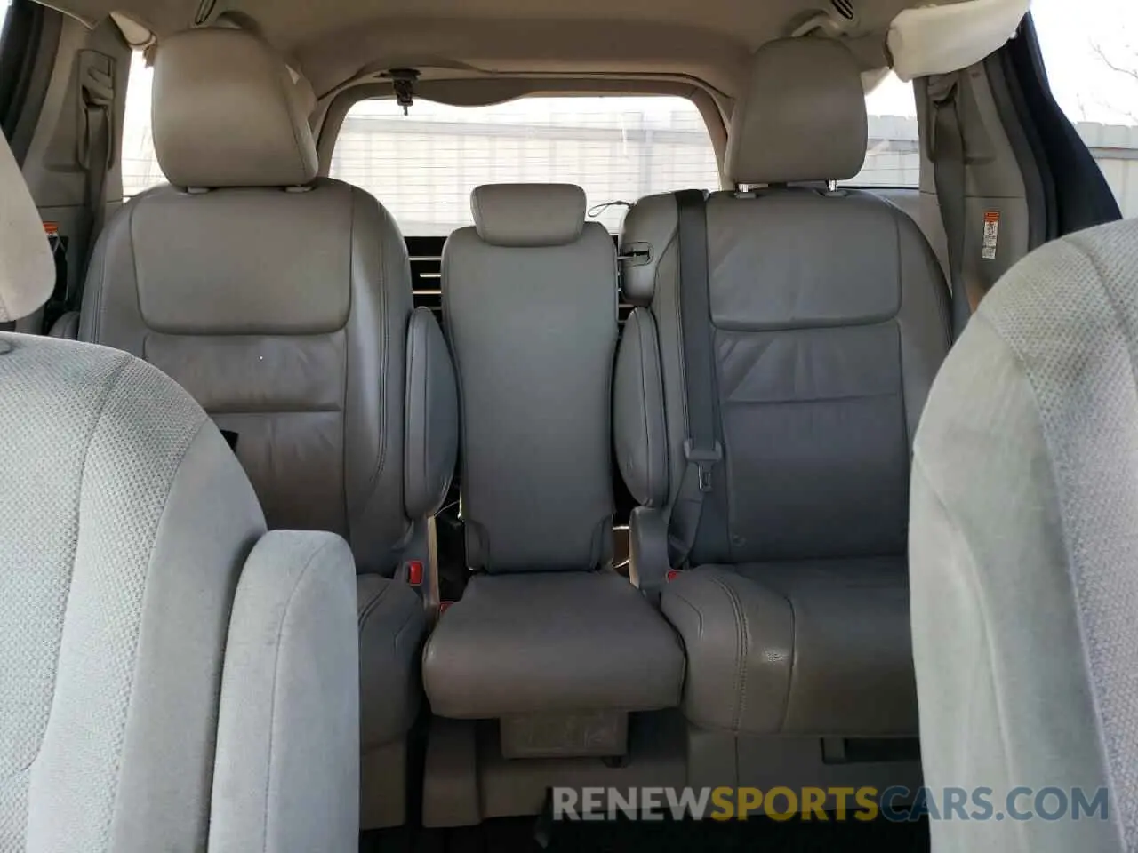 10 Photograph of a damaged car 5TDZZ3DC3KS012002 TOYOTA All Models 2019