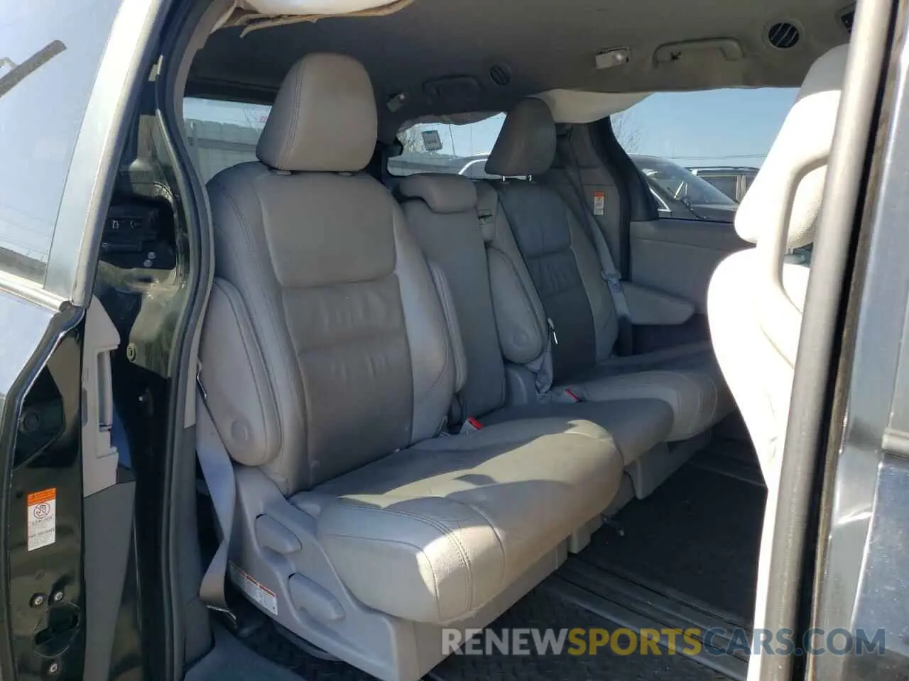 11 Photograph of a damaged car 5TDZZ3DC3KS012002 TOYOTA All Models 2019