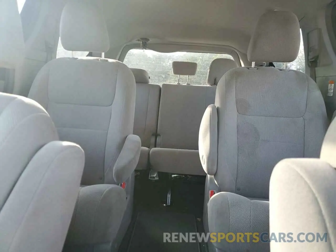 10 Photograph of a damaged car 5TDZZ3DC3KS015479 TOYOTA All Models 2019