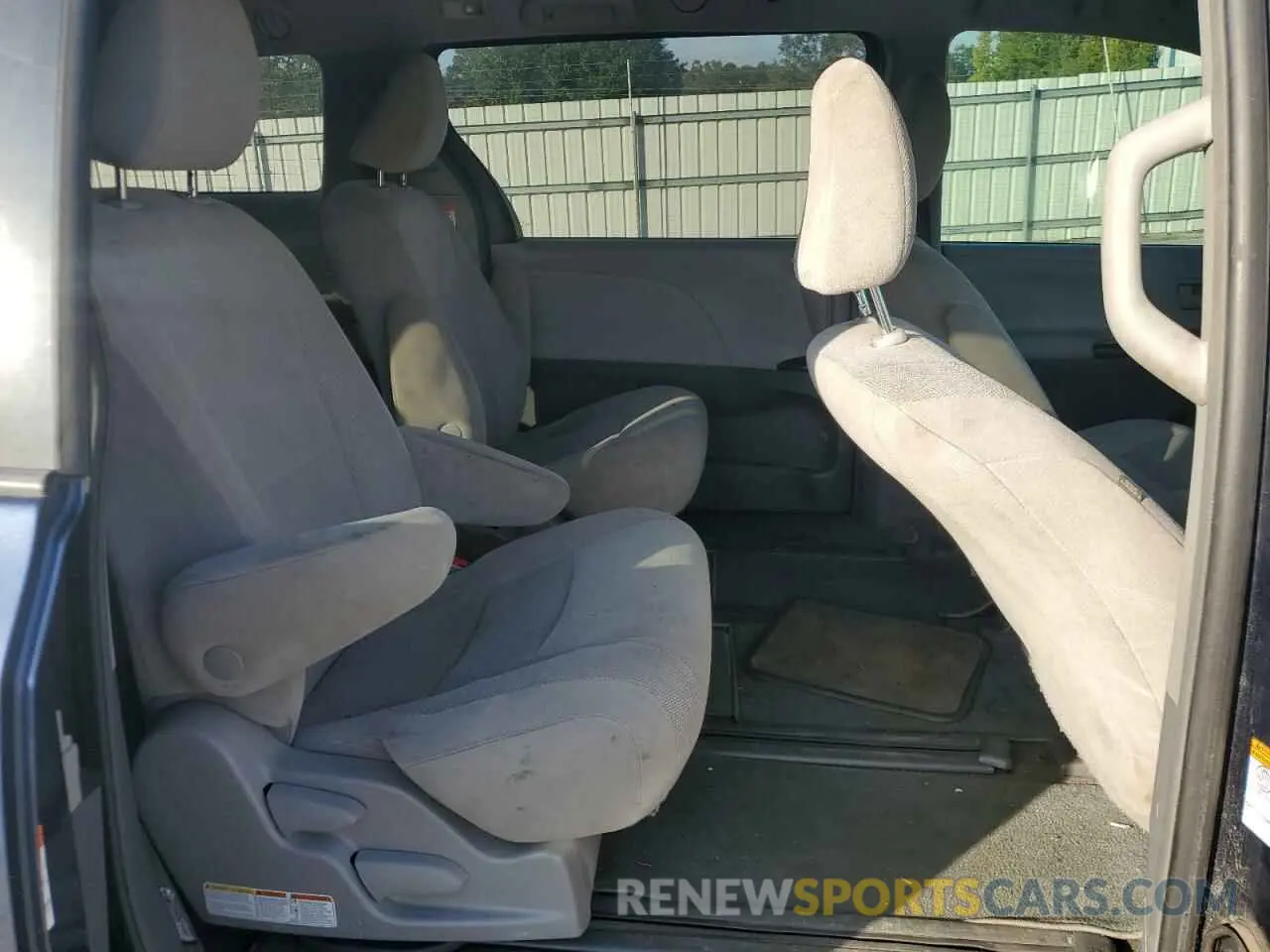 11 Photograph of a damaged car 5TDZZ3DC3KS015479 TOYOTA All Models 2019