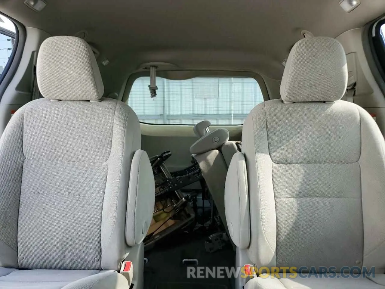 10 Photograph of a damaged car 5TDZZ3DC4KS008203 TOYOTA All Models 2019