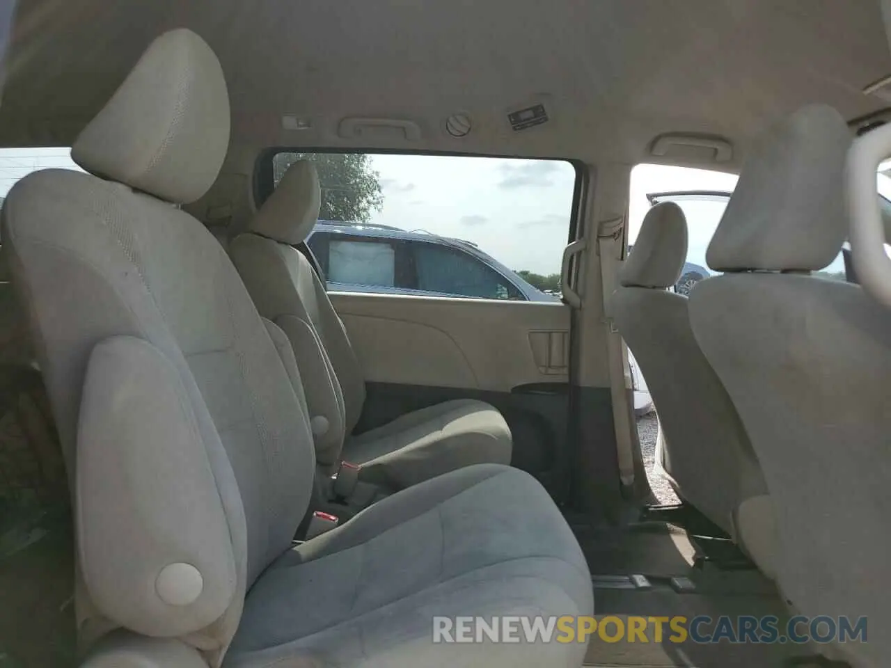 11 Photograph of a damaged car 5TDZZ3DC4KS008203 TOYOTA All Models 2019
