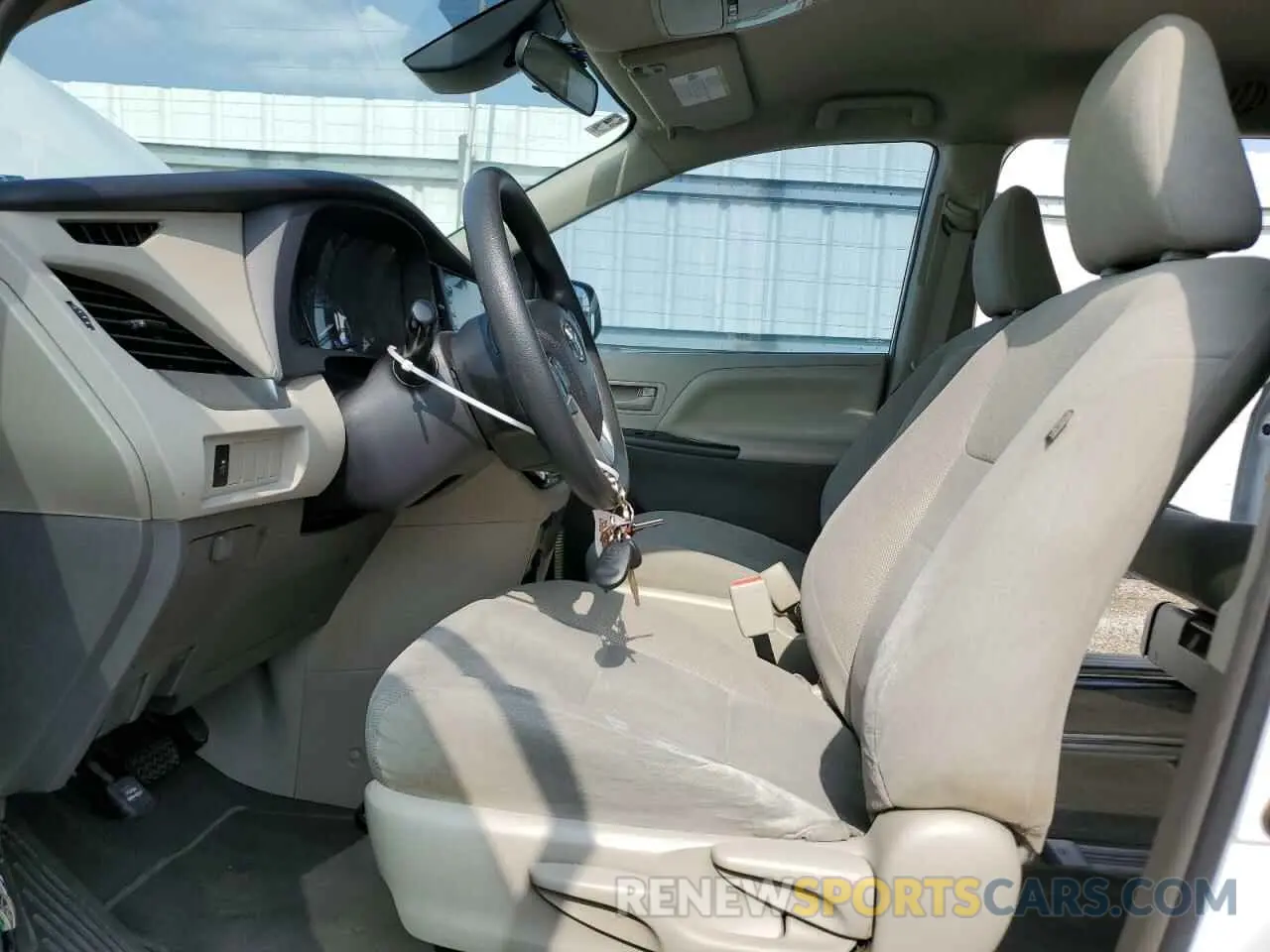 7 Photograph of a damaged car 5TDZZ3DC4KS008203 TOYOTA All Models 2019