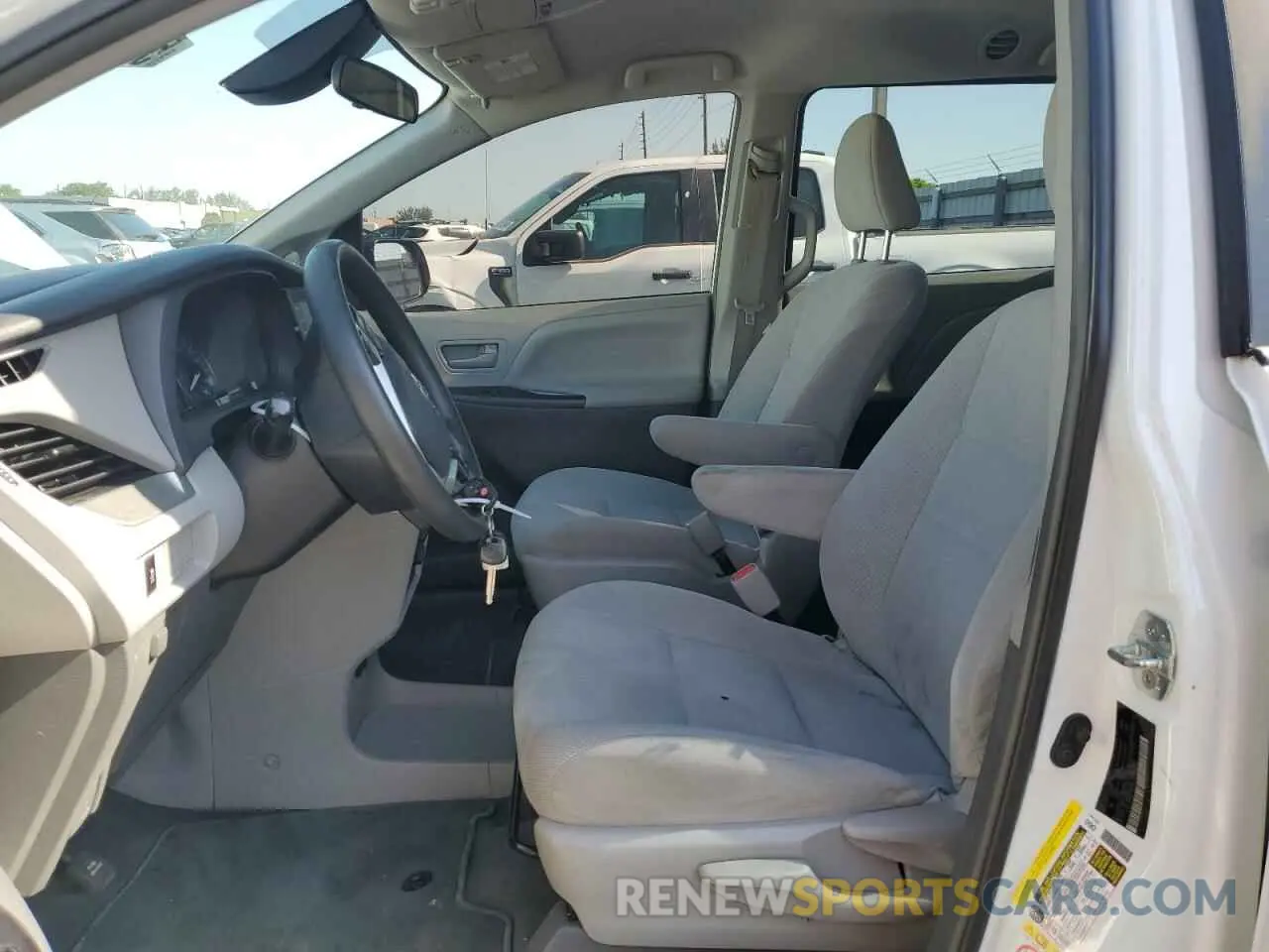 7 Photograph of a damaged car 5TDZZ3DC5KS992168 TOYOTA All Models 2019