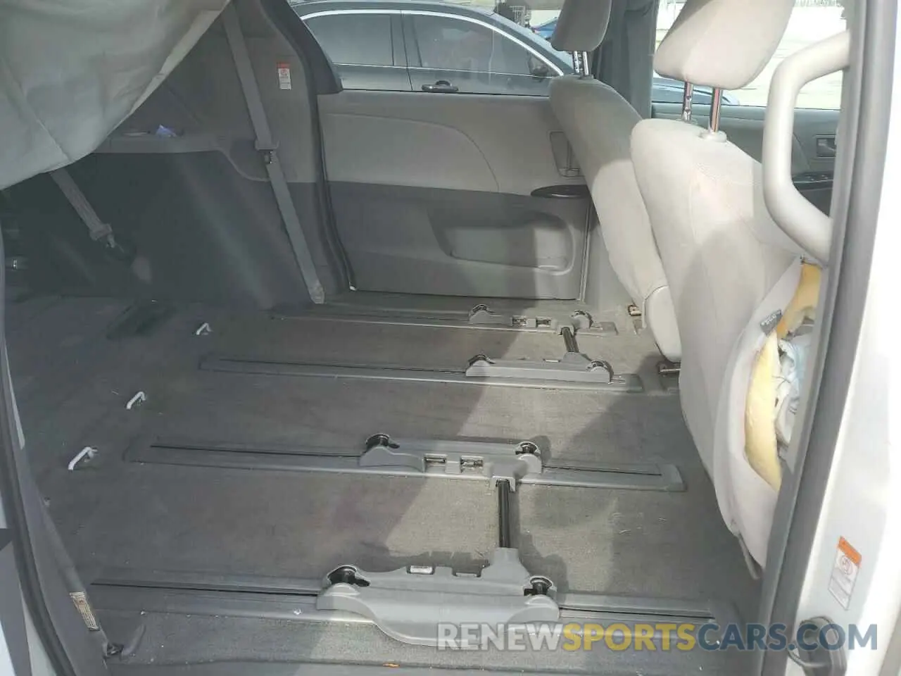 12 Photograph of a damaged car 5TDZZ3DC9KS972036 TOYOTA All Models 2019