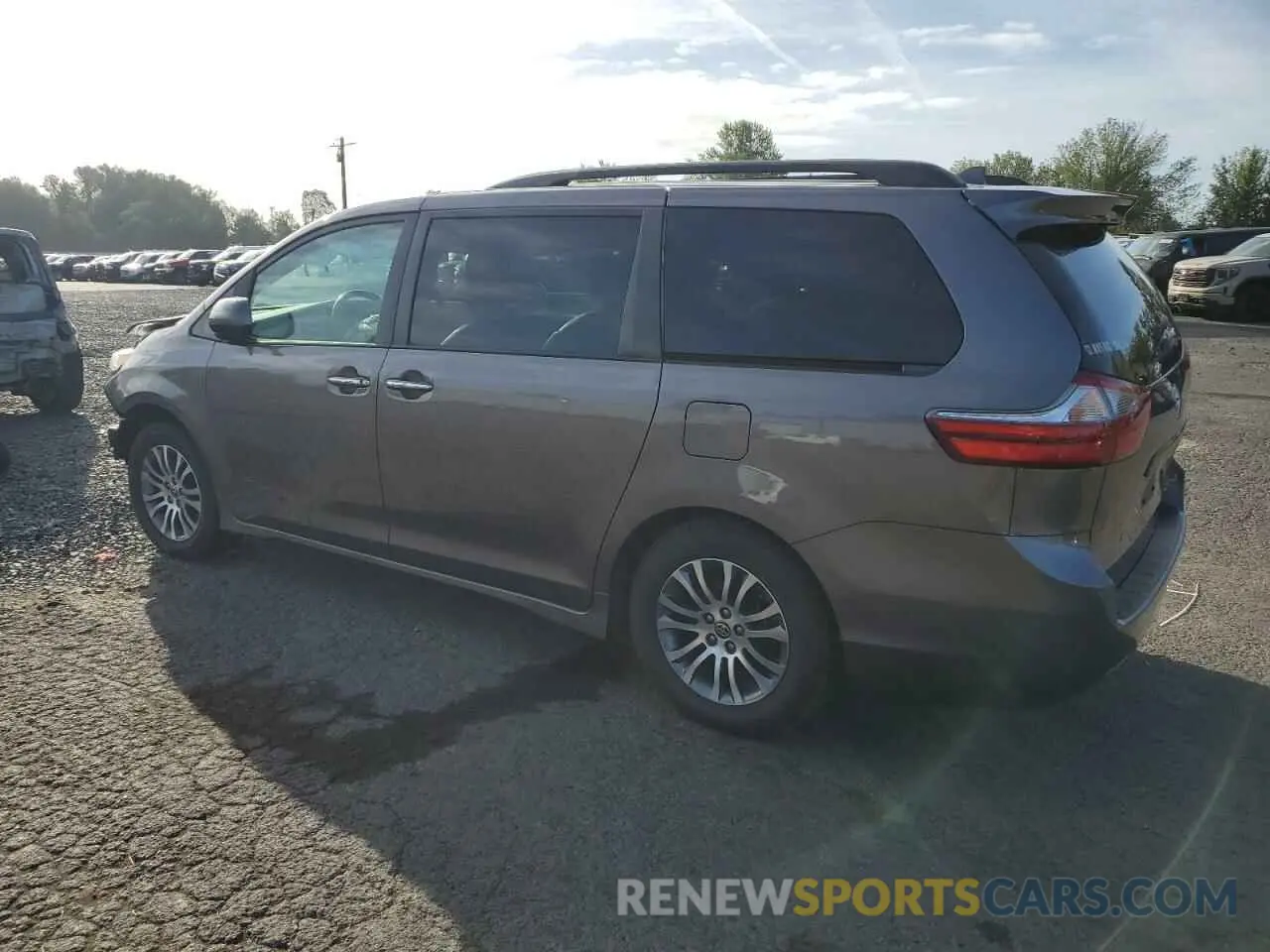 2 Photograph of a damaged car 5TDYZ3DC1LS057369 TOYOTA All Models 2020