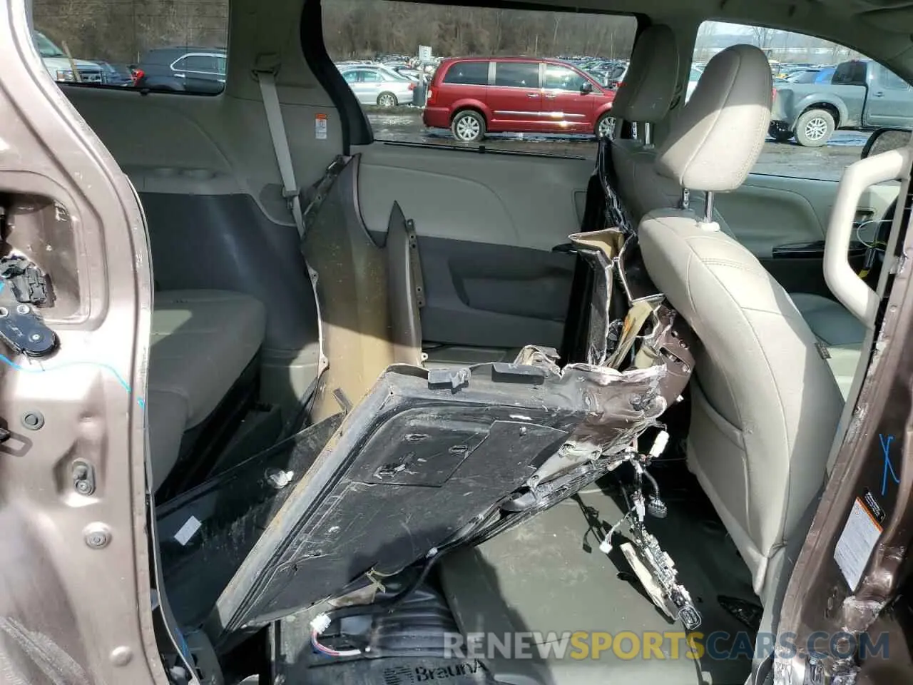 11 Photograph of a damaged car 5TDYZ3DC2LS045473 TOYOTA All Models 2020