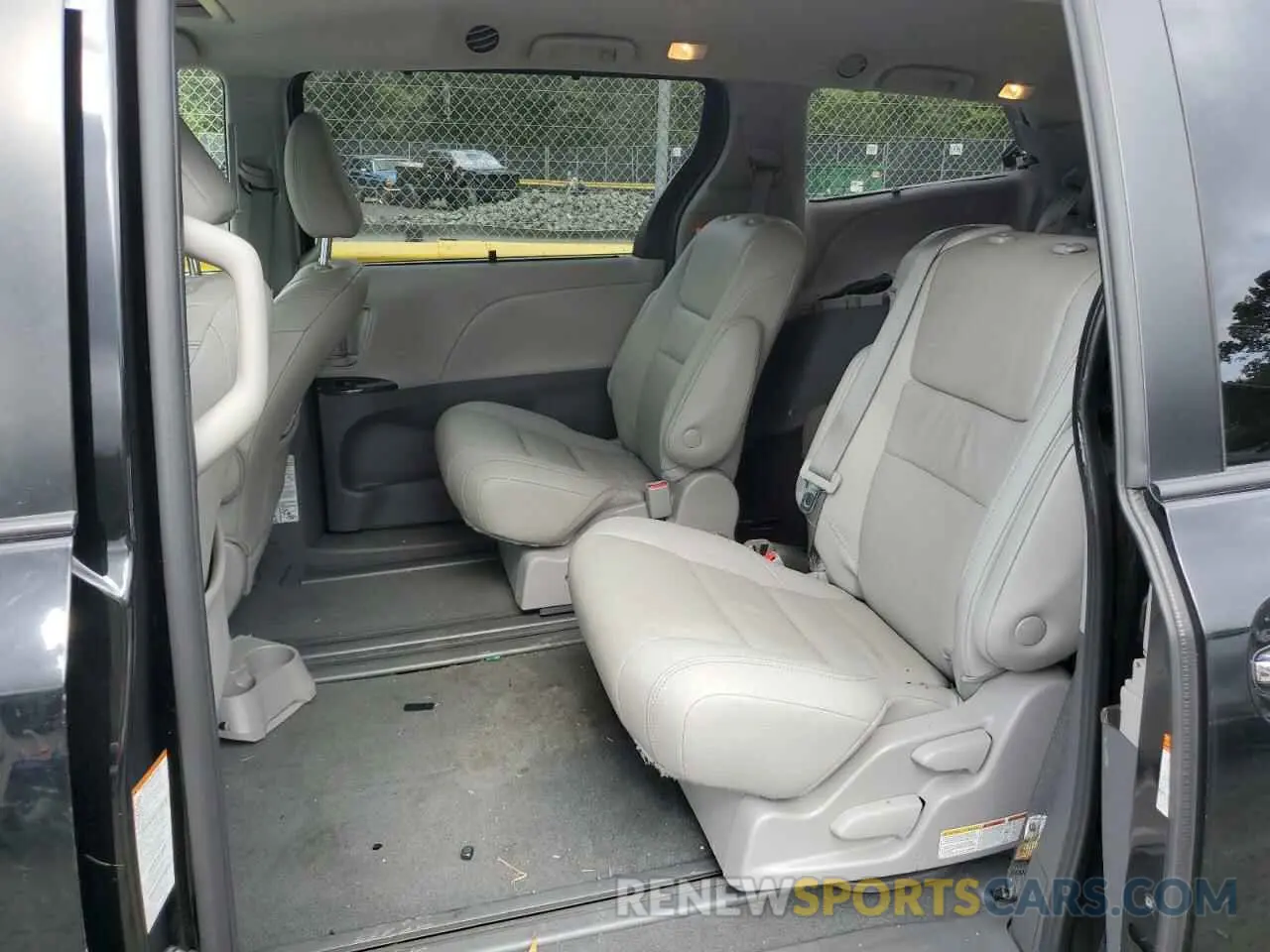 11 Photograph of a damaged car 5TDYZ3DC4LS036466 TOYOTA All Models 2020