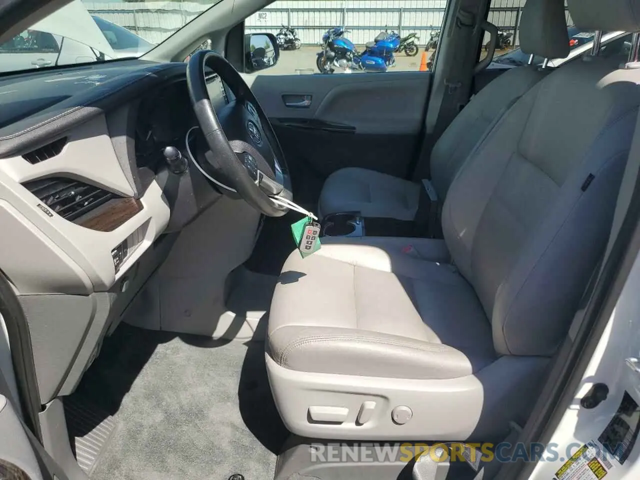 7 Photograph of a damaged car 5TDYZ3DC5LS077219 TOYOTA All Models 2020