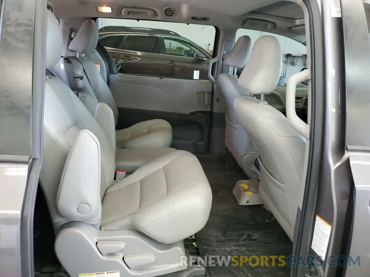 11 Photograph of a damaged car 5TDYZ3DC6LS083370 TOYOTA All Models 2020
