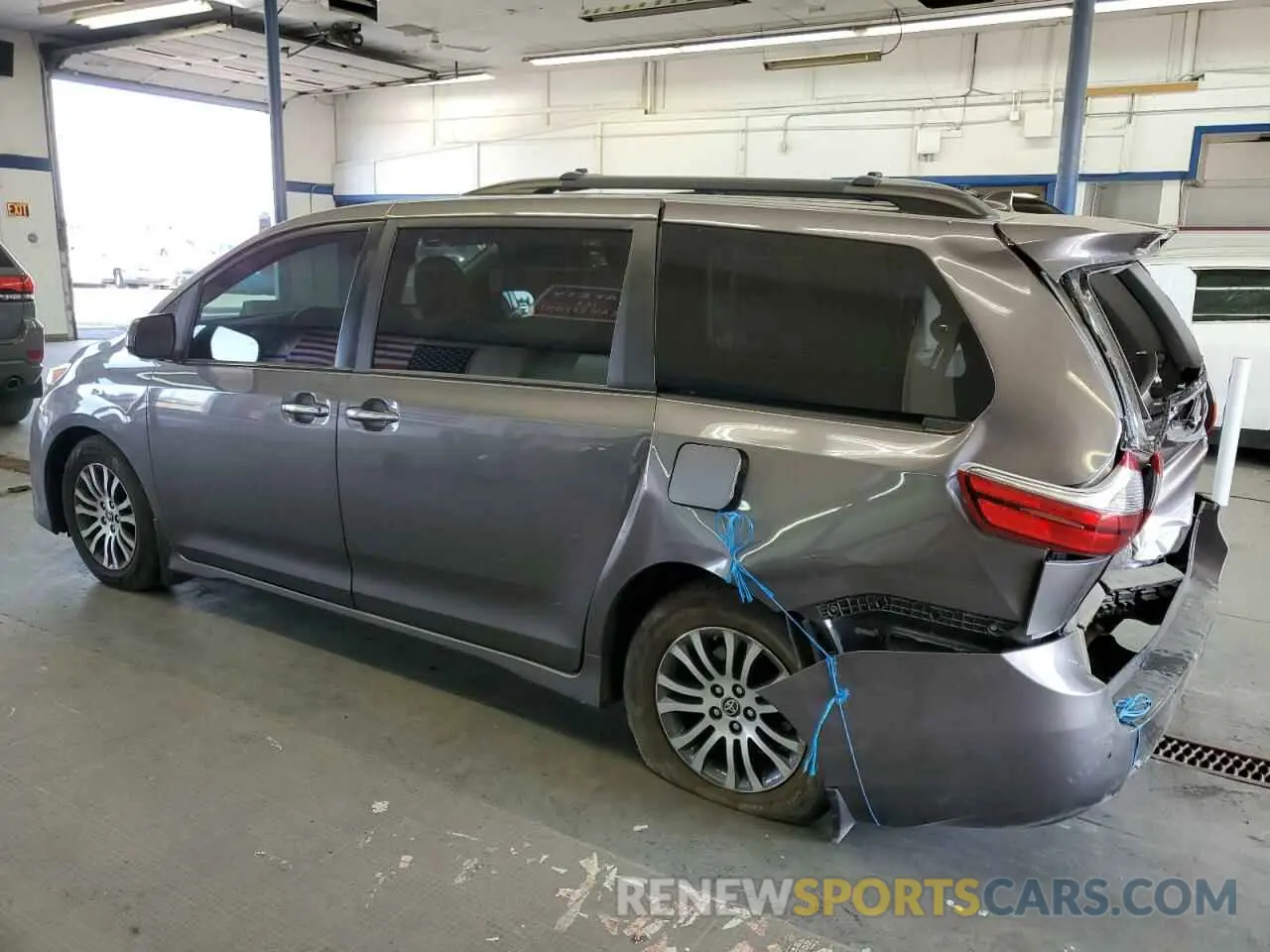 2 Photograph of a damaged car 5TDYZ3DC6LS083370 TOYOTA All Models 2020