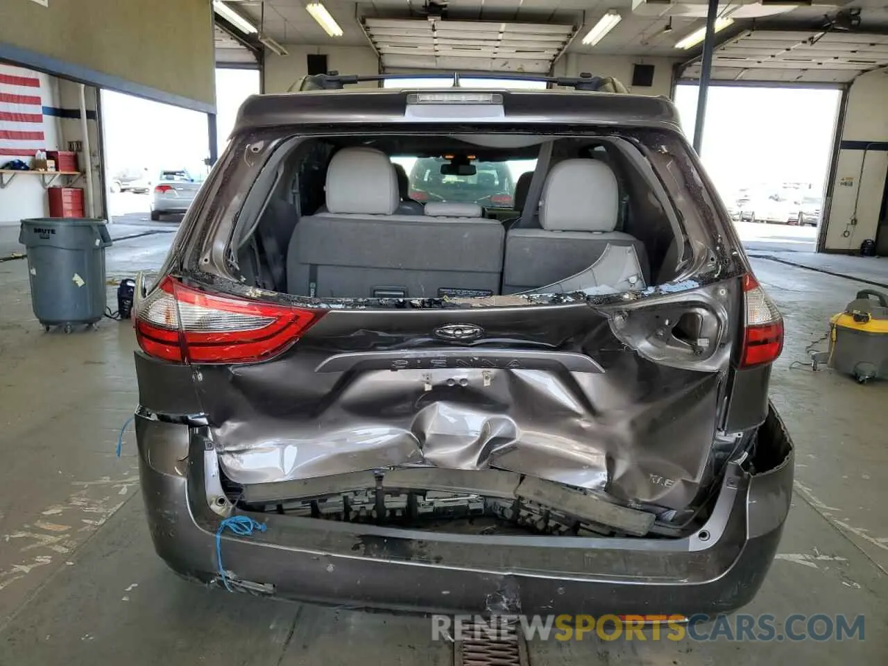 6 Photograph of a damaged car 5TDYZ3DC6LS083370 TOYOTA All Models 2020