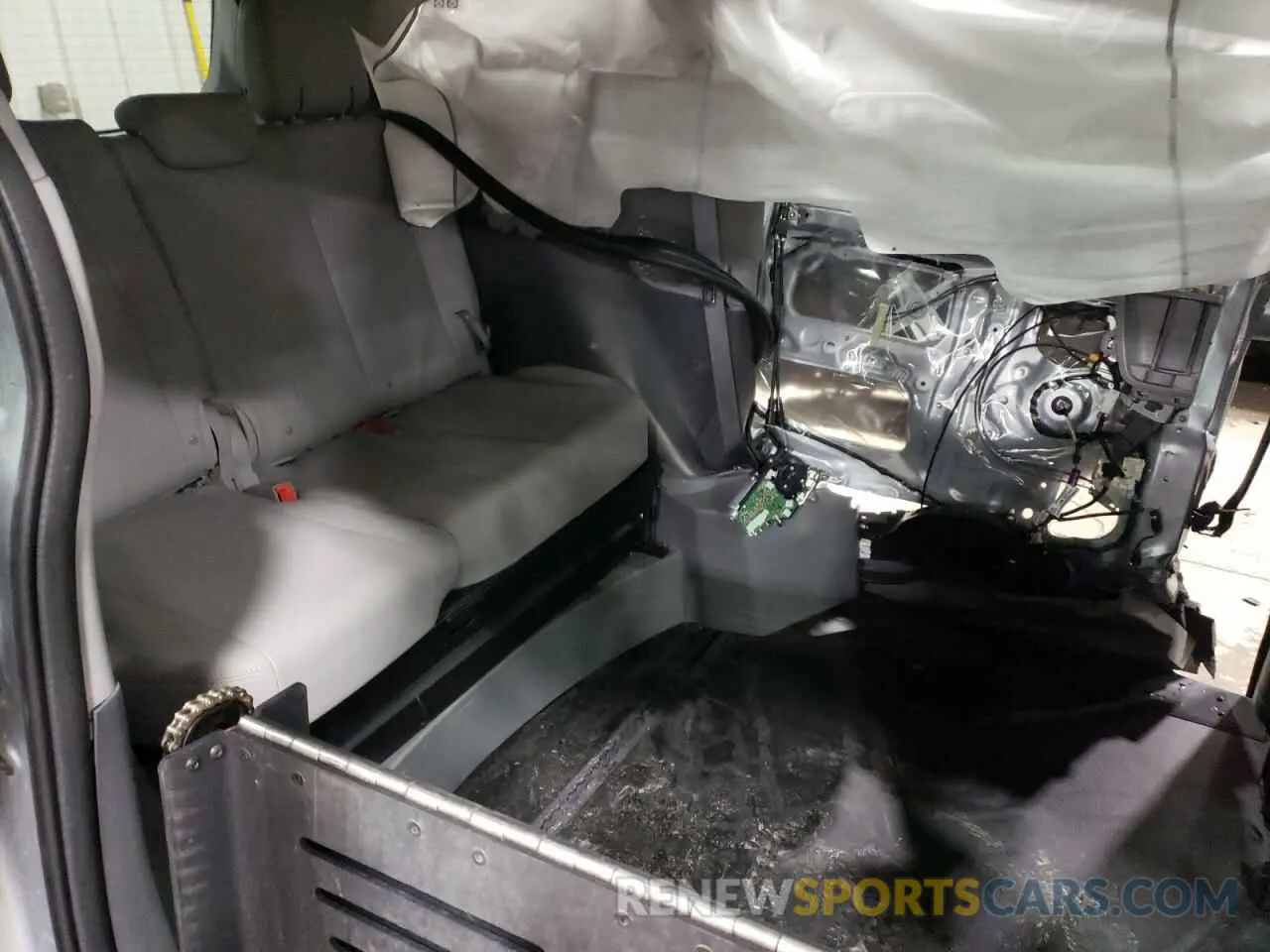 11 Photograph of a damaged car 5TDYZ3DC8LS046224 TOYOTA All Models 2020