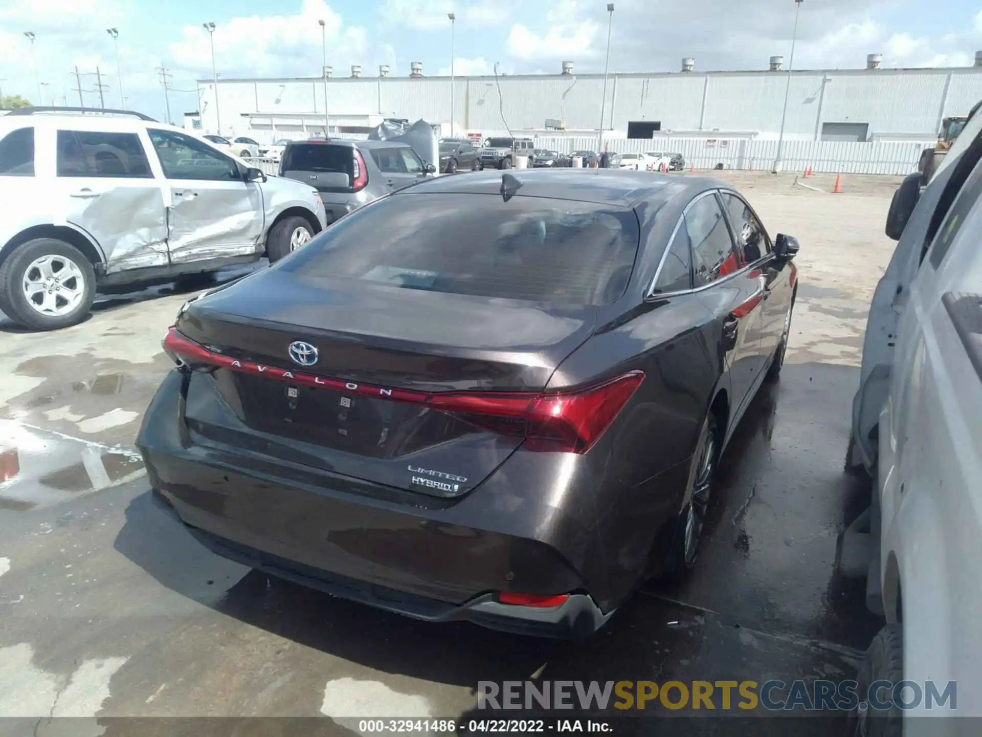 4 Photograph of a damaged car 4T1B21FB1KU007418 TOYOTA AVALON 2019