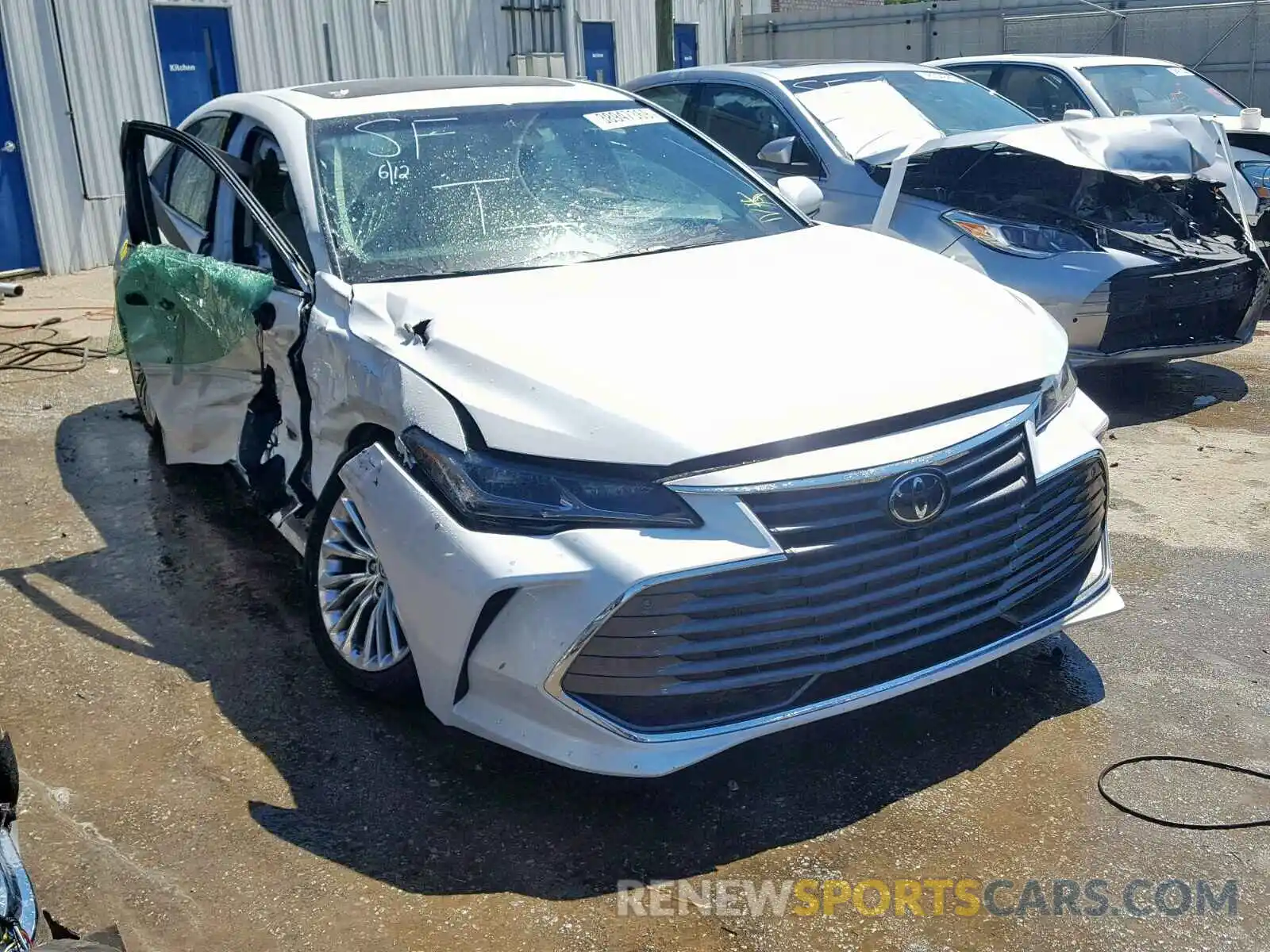 1 Photograph of a damaged car 4T1BZ1FB0KU001623 TOYOTA AVALON 2019