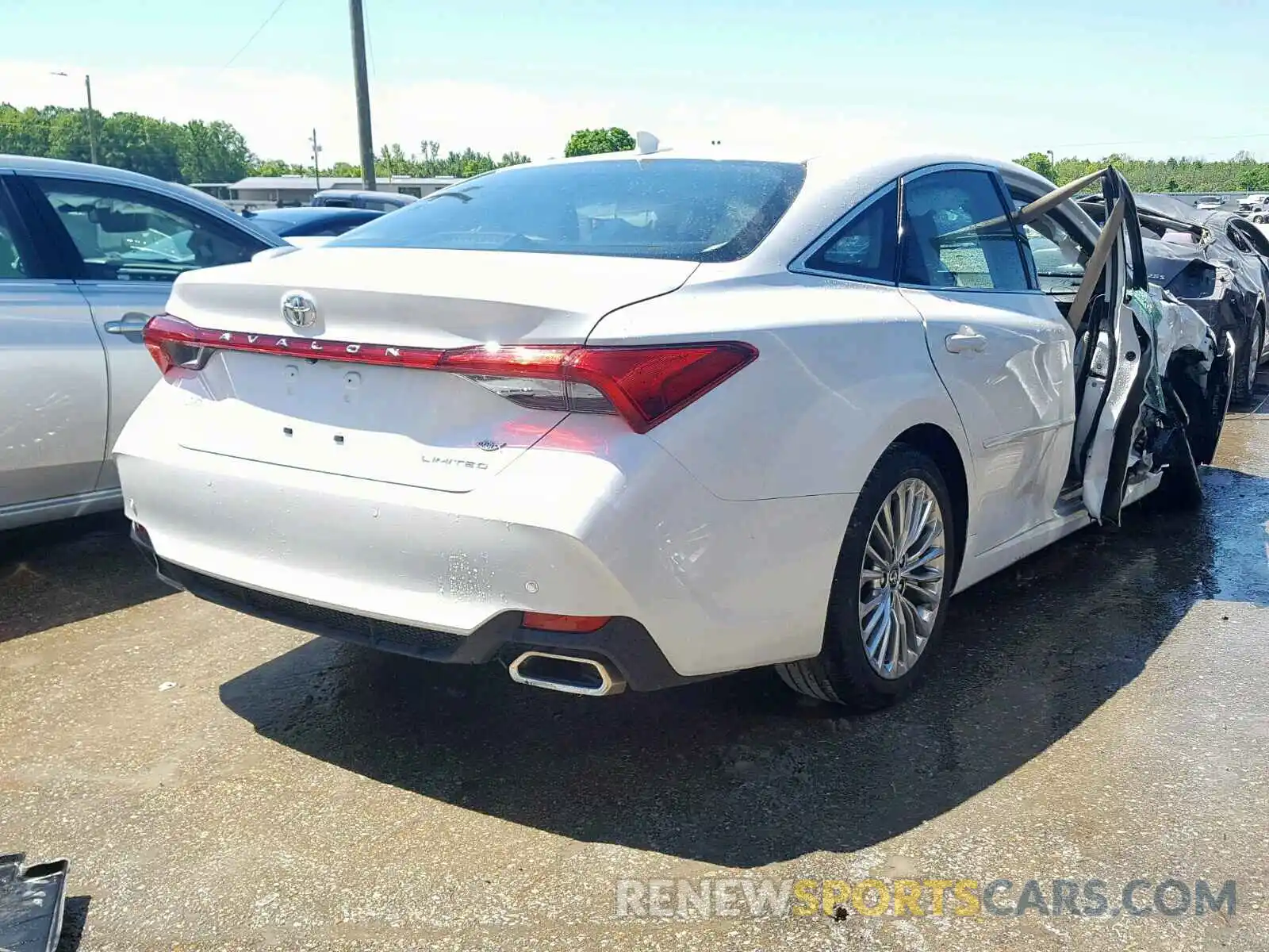 4 Photograph of a damaged car 4T1BZ1FB0KU001623 TOYOTA AVALON 2019