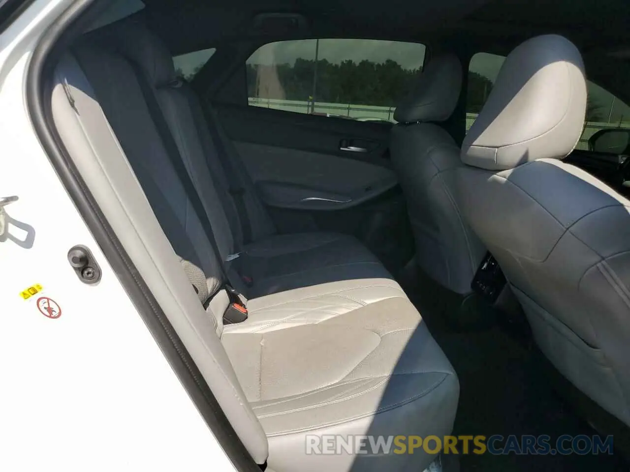 10 Photograph of a damaged car 4T1BZ1FB0KU011584 TOYOTA AVALON 2019