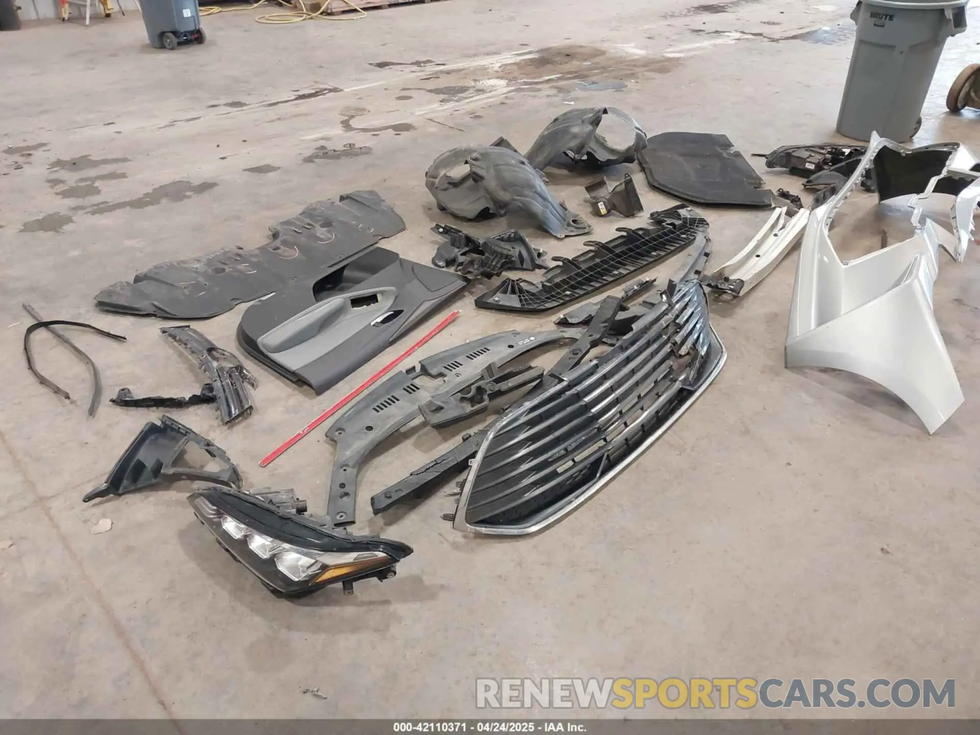 18 Photograph of a damaged car 4T1BZ1FB0KU027896 TOYOTA AVALON 2019