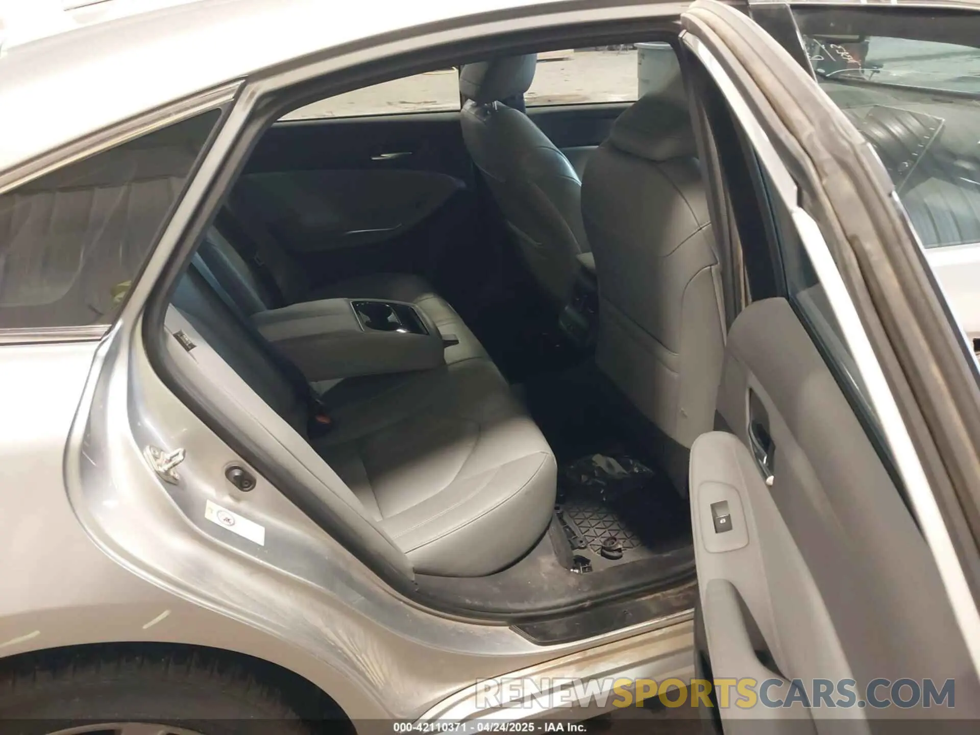 8 Photograph of a damaged car 4T1BZ1FB0KU027896 TOYOTA AVALON 2019