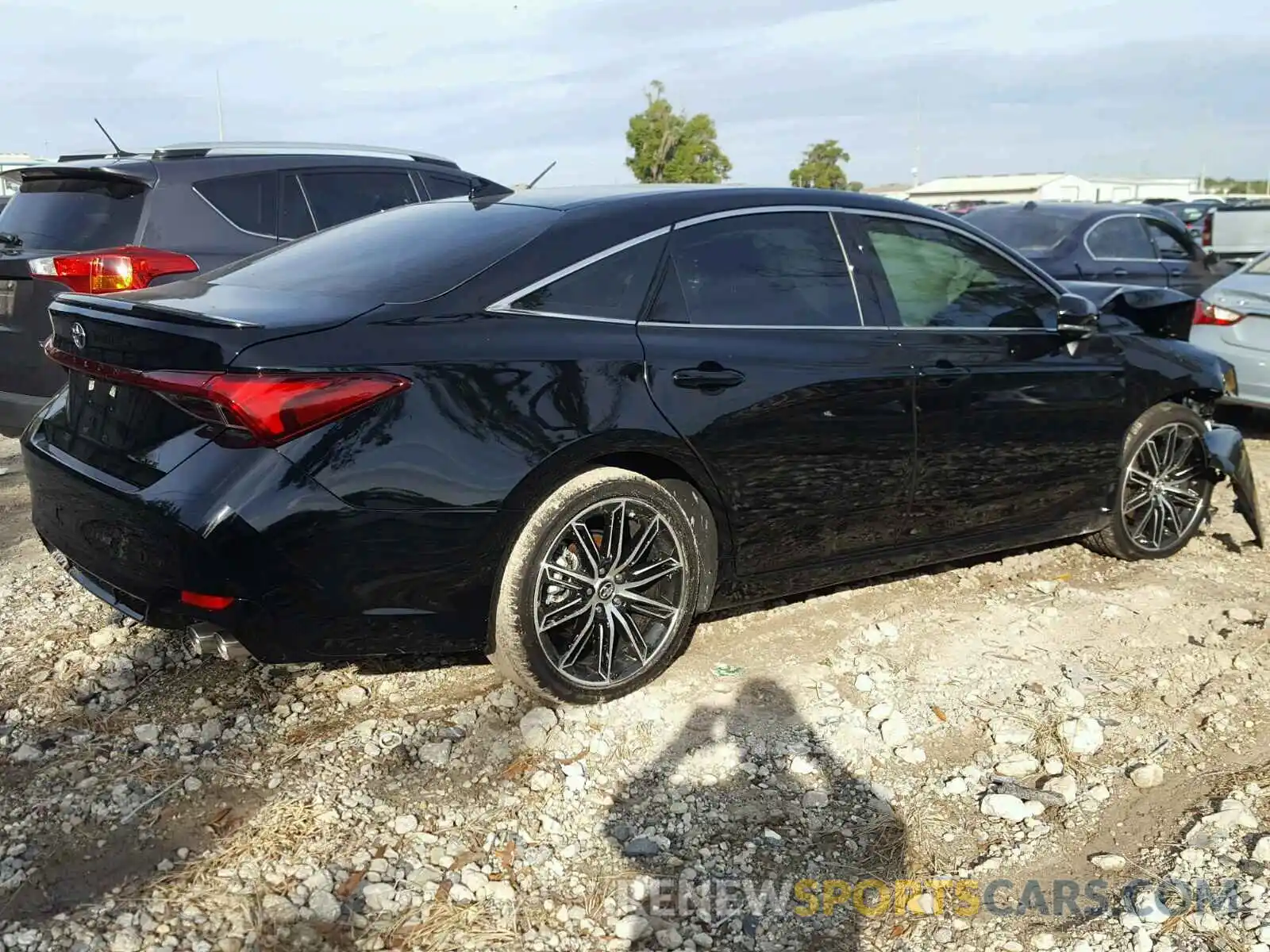 4 Photograph of a damaged car 4T1BZ1FB1KU003221 TOYOTA AVALON 2019