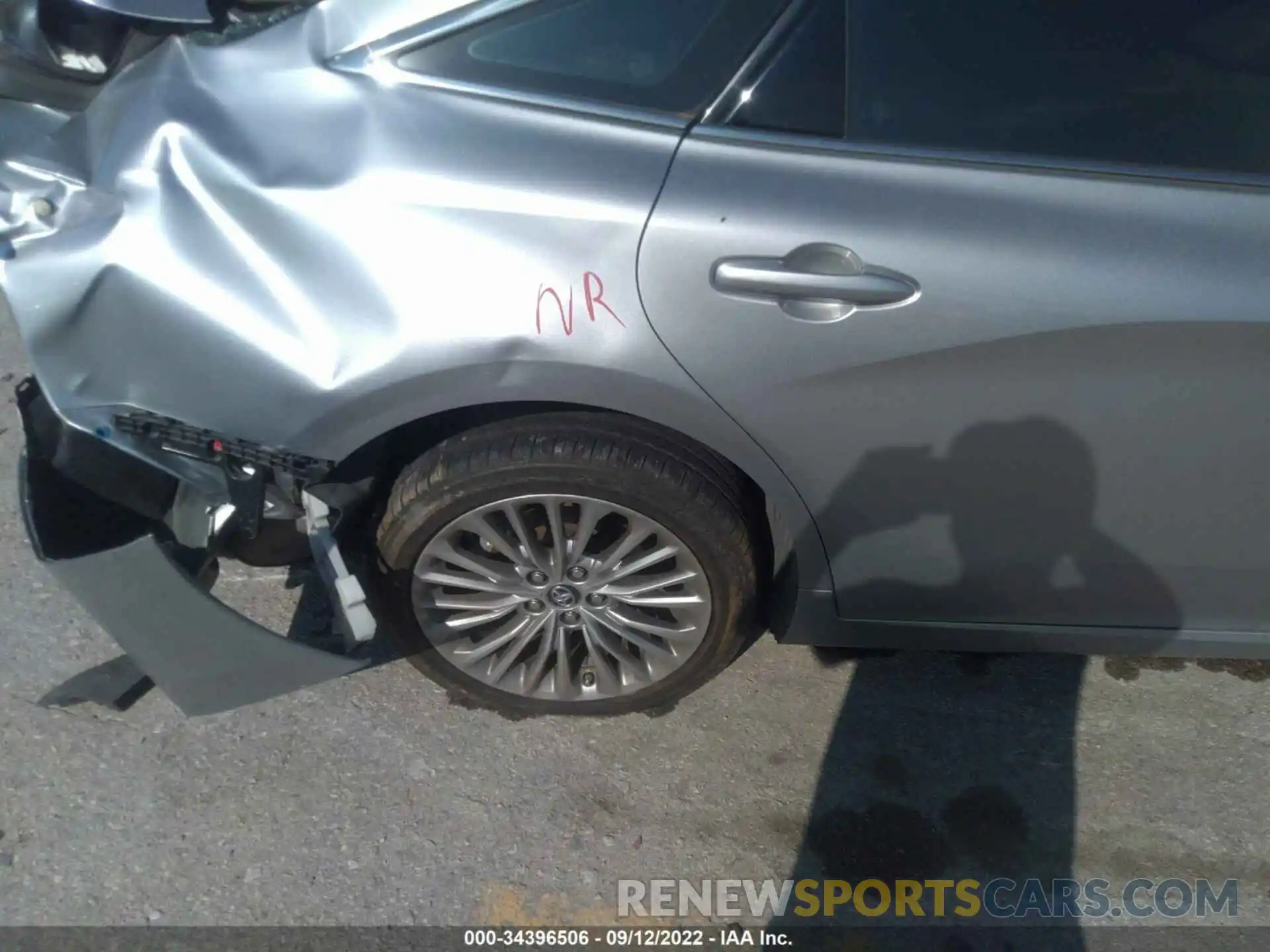 16 Photograph of a damaged car 4T1BZ1FB1KU006717 TOYOTA AVALON 2019